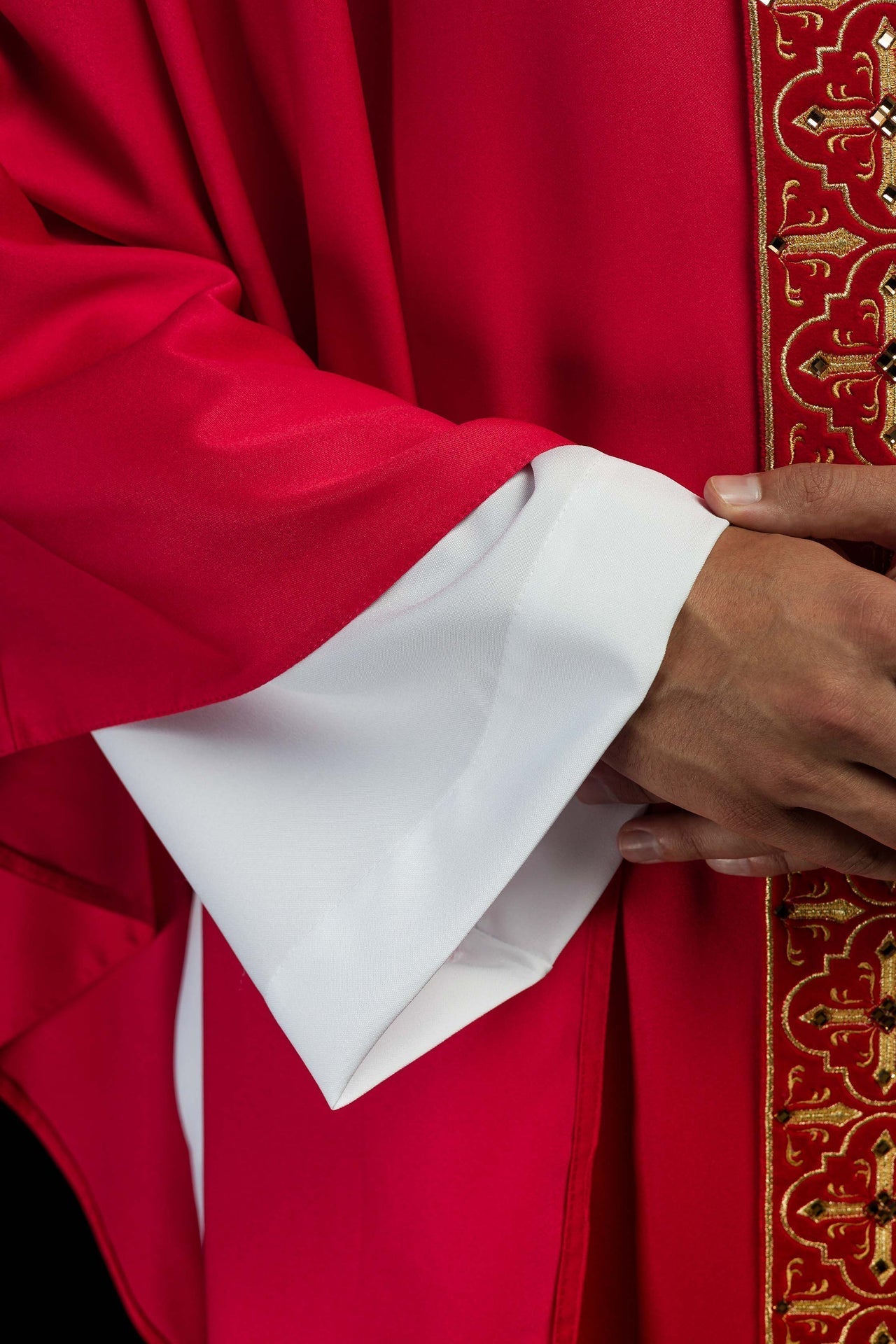Ornat Liturgiczny Czerwony z Kamieniami i Haftem Krzyża - SZATYLITURGICZNE.PL