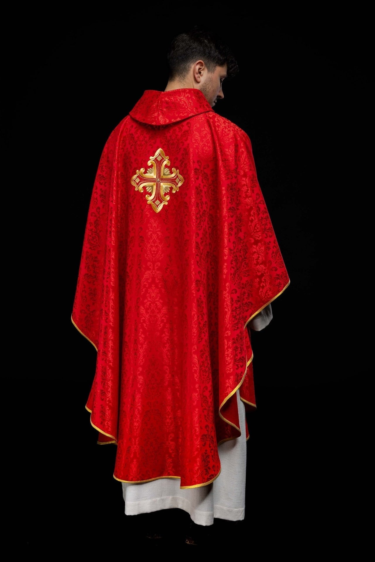 Ornat Liturgiczny Czerwony z Krzyżem i Złotym Haftem - SZATYLITURGICZNE.PL