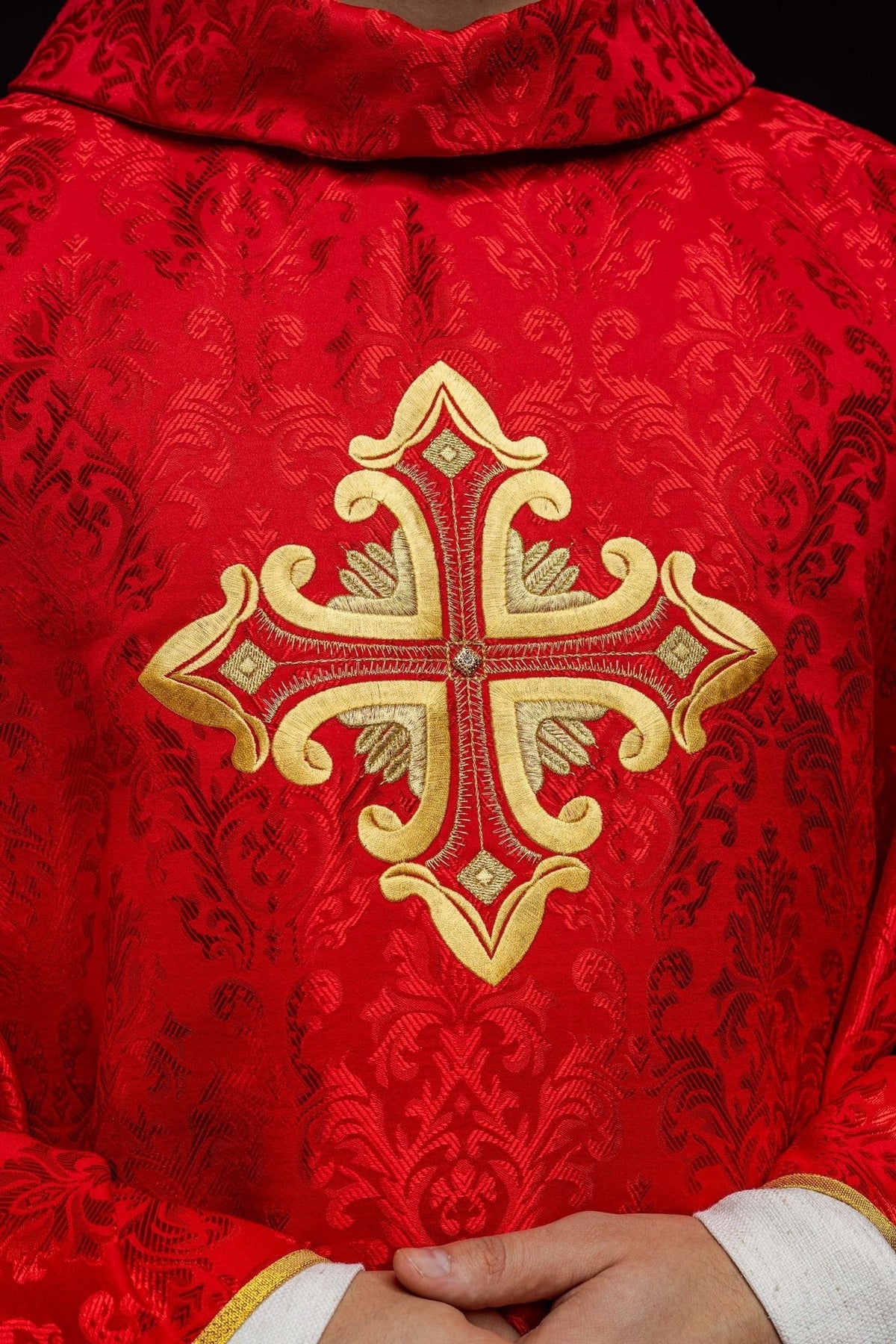 Ornat Liturgiczny Czerwony z Krzyżem i Złotym Haftem - SZATYLITURGICZNE.PL