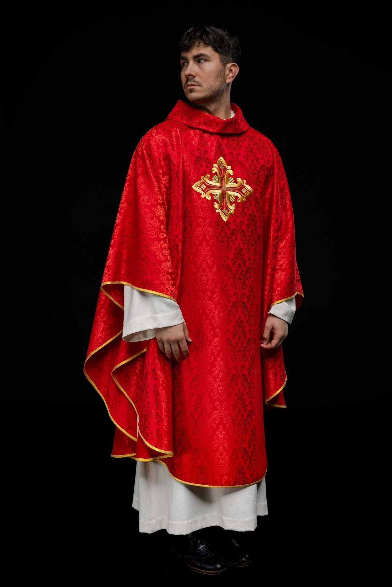 Ornat Liturgiczny Czerwony z Krzyżem i Złotym Haftem - SZATYLITURGICZNE.PL