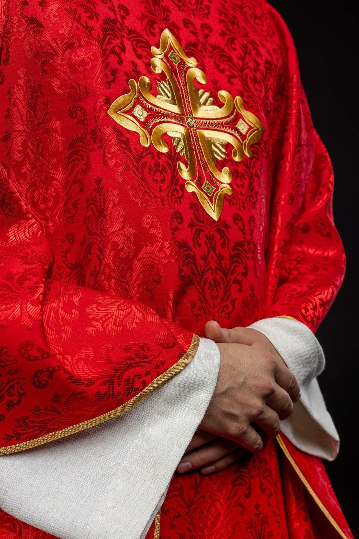 Ornat Liturgiczny Czerwony z Krzyżem i Złotym Haftem - SZATYLITURGICZNE.PL