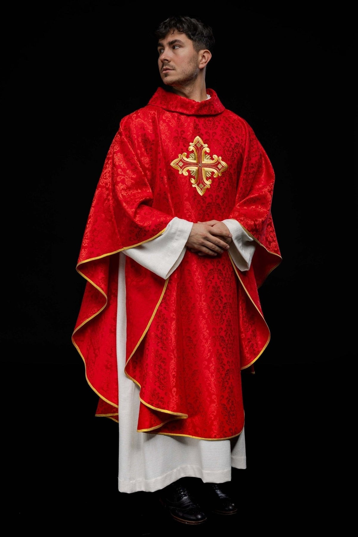 Ornat Liturgiczny Czerwony z Krzyżem i Złotym Haftem - SZATYLITURGICZNE.PL