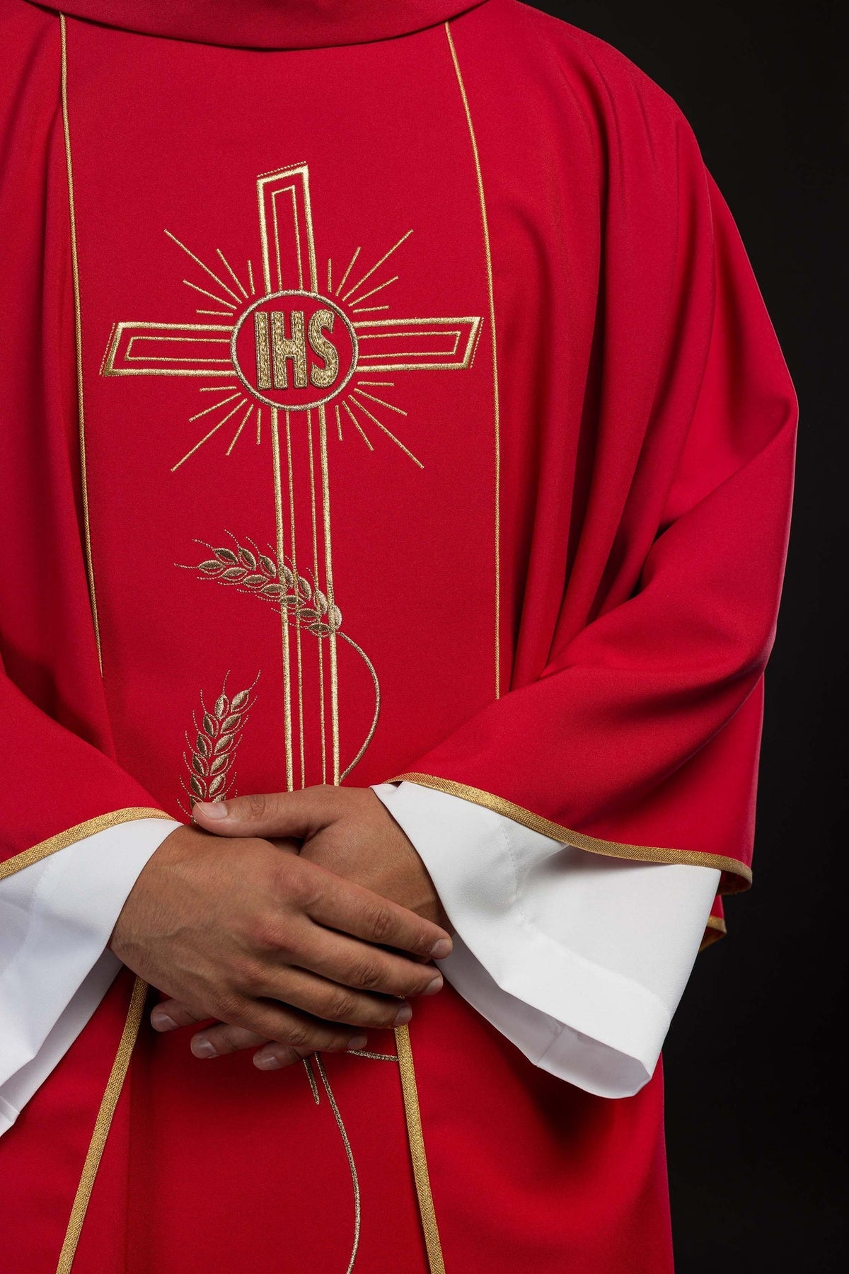 Ornat Liturgiczny Czerwony ze Złotym Krzyżem IHS - Polska Produkcja - SZATYLITURGICZNE.PL