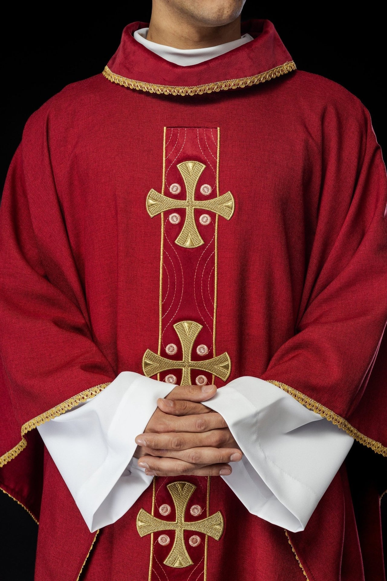 Ornat Liturgiczny Czerwony Złote Krzyże Haftowane - Polski Produkt - SZATYLITURGICZNE.PL