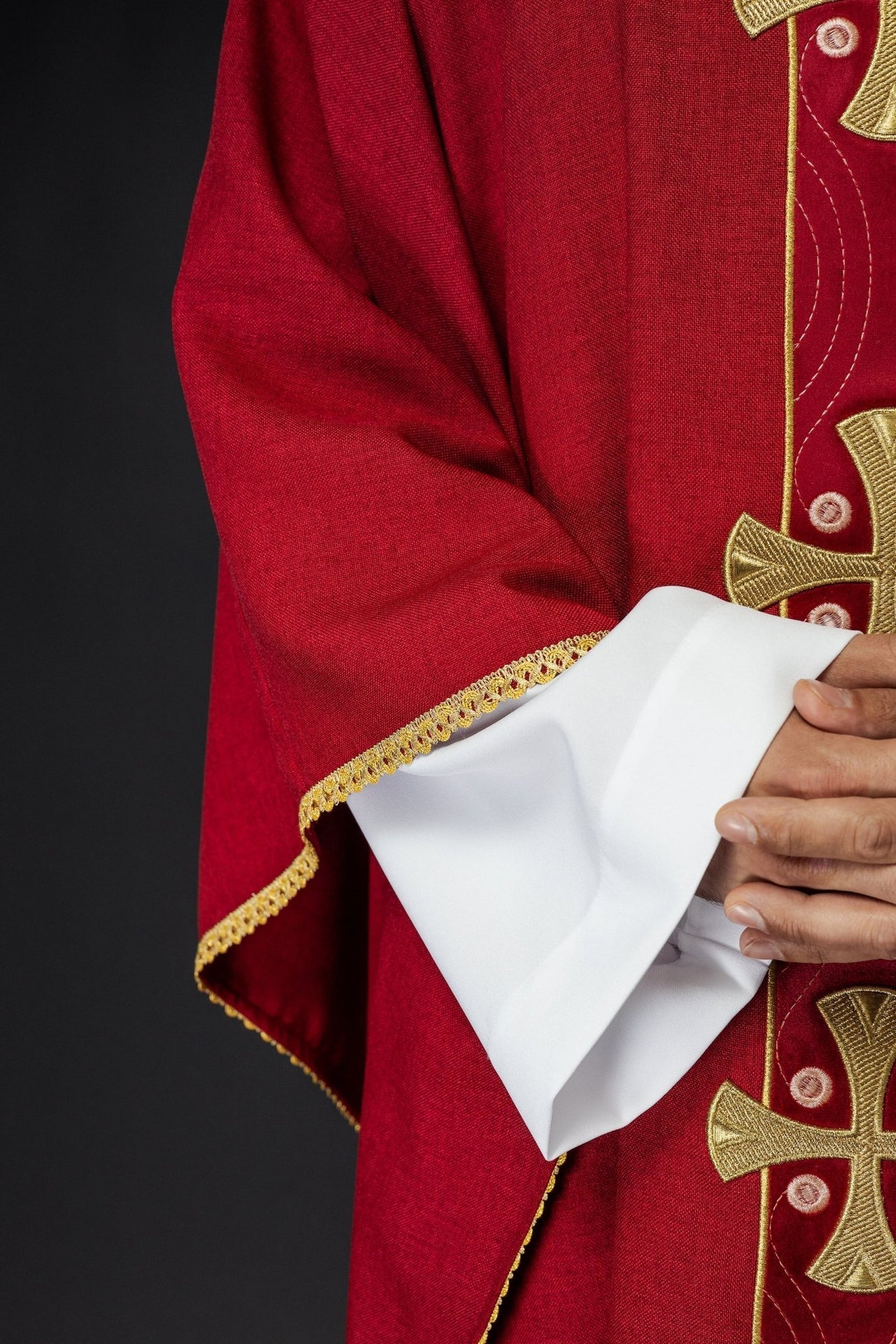 Ornat Liturgiczny Czerwony Złote Krzyże Haftowane - Polski Produkt - SZATYLITURGICZNE.PL