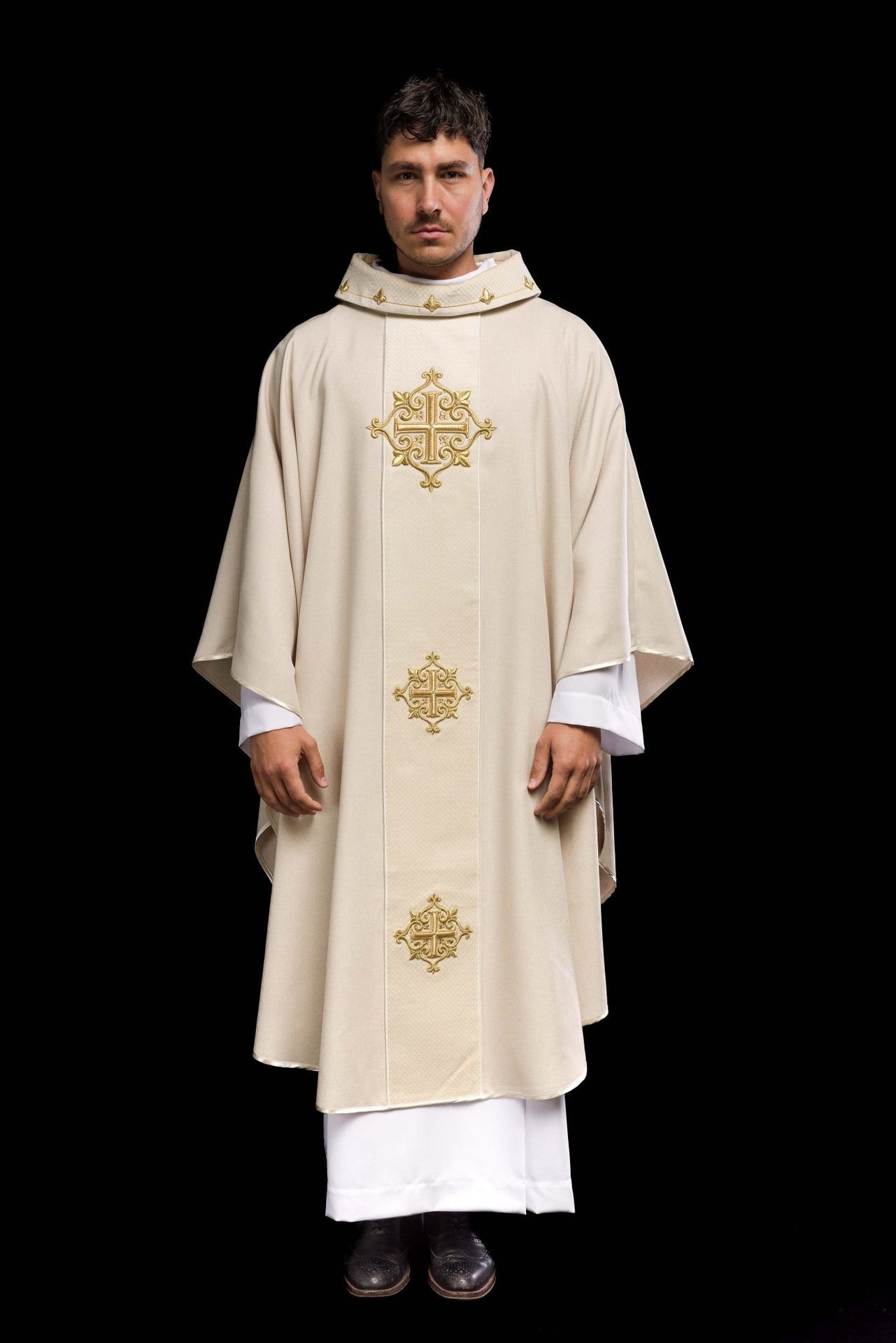 Ornat Liturgiczny Ecru Aksamitny z Haftem Krzyży - Polski Produkt - SZATYLITURGICZNE.PL