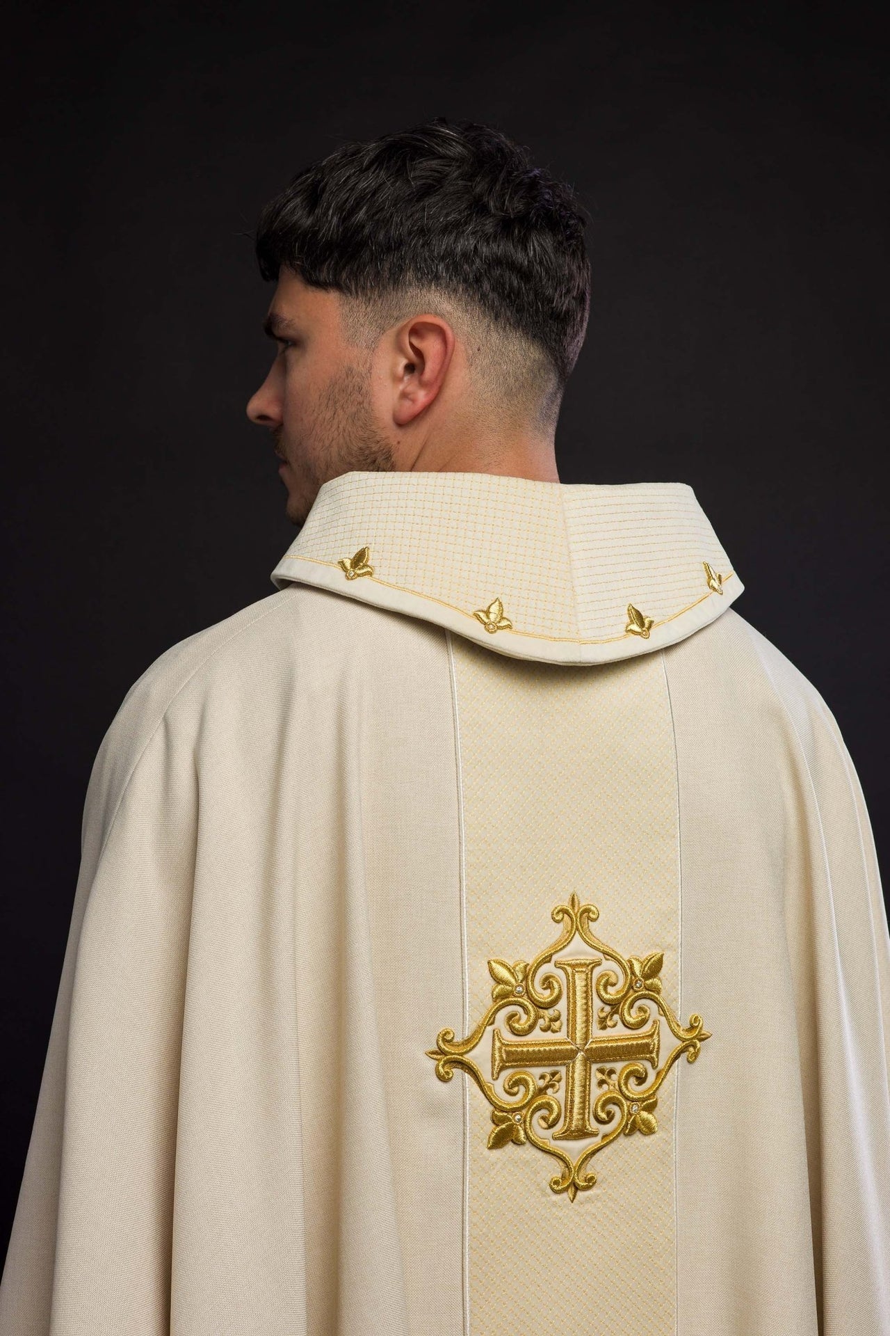 Ornat Liturgiczny Ecru Aksamitny z Haftem Krzyży - Polski Produkt - SZATYLITURGICZNE.PL