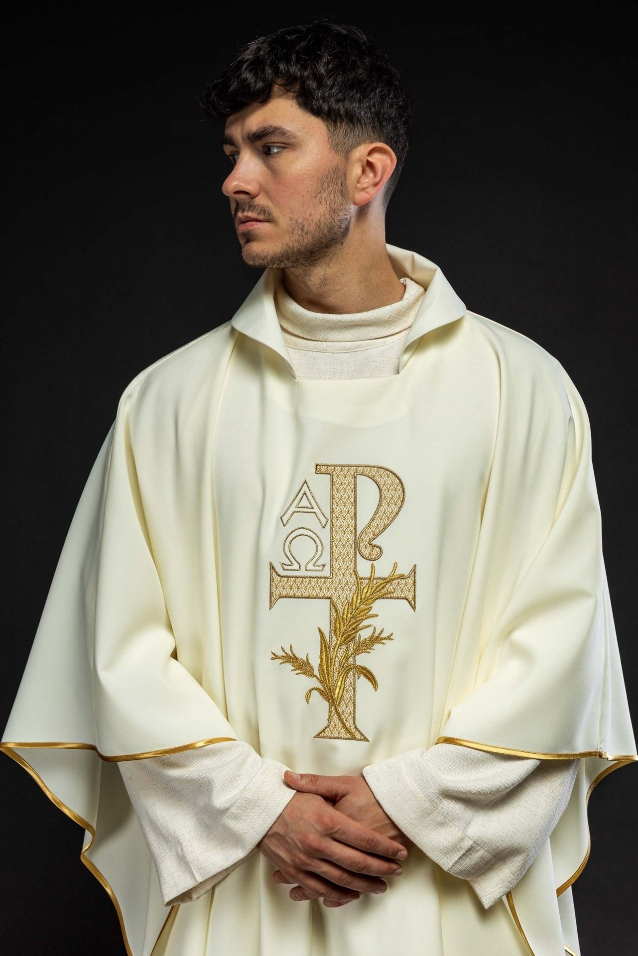 Ornat Liturgiczny Ecru Alfa i Omega Haftowany Złotem - Szeroki Kołnierz - SZATYLITURGICZNE.PL