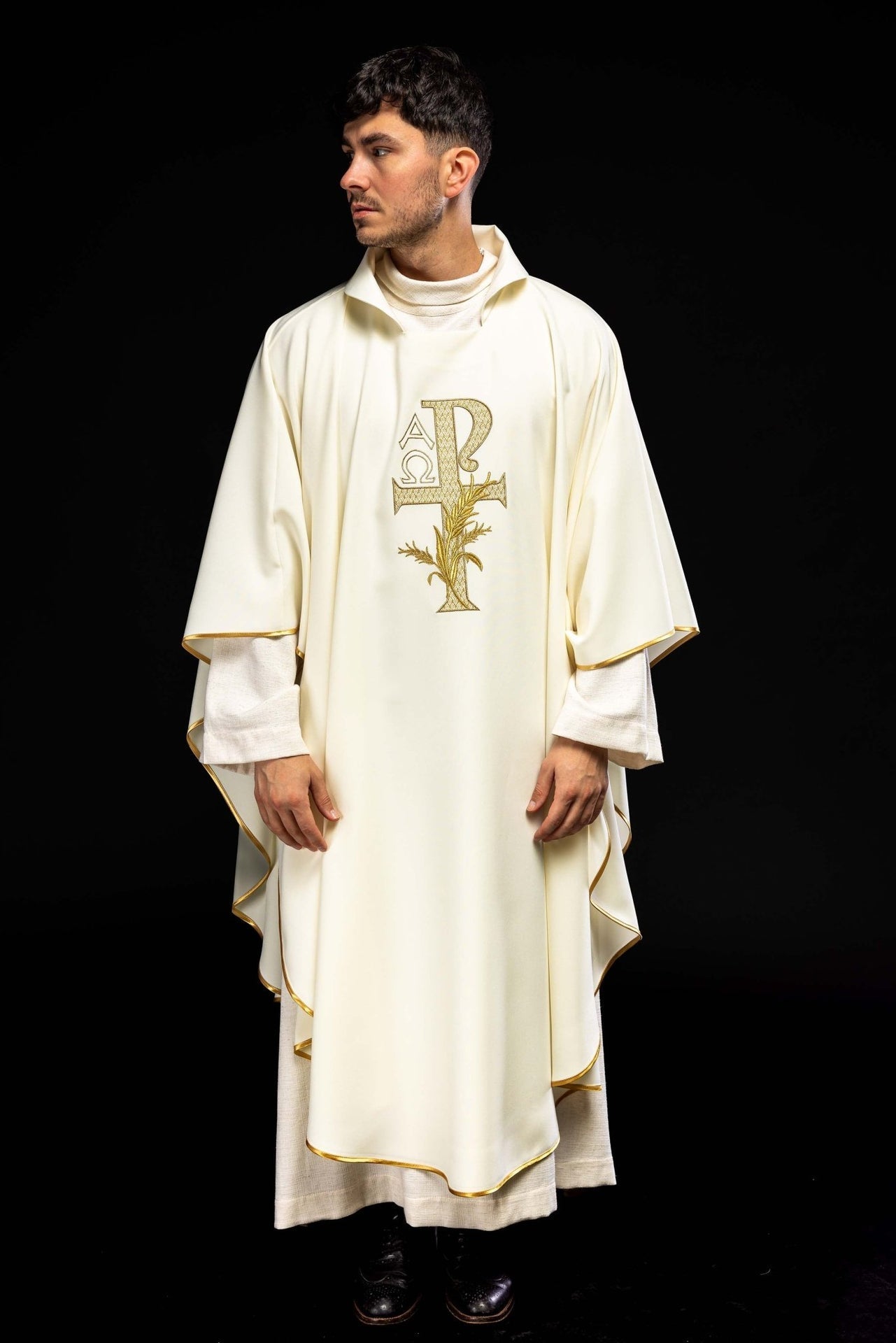 Ornat Liturgiczny Ecru Alfa i Omega Haftowany Złotem - Szeroki Kołnierz - SZATYLITURGICZNE.PL