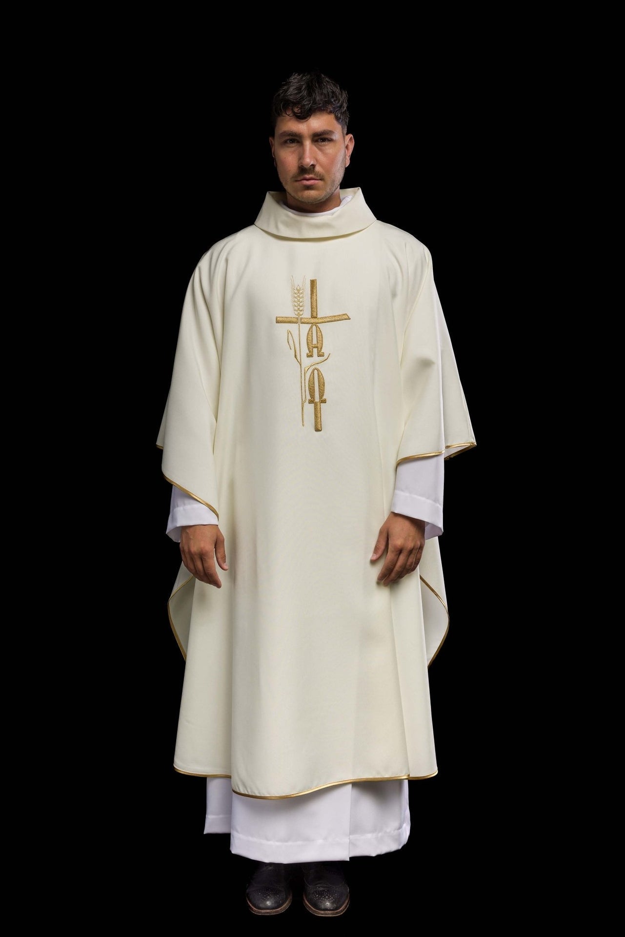 Ornat Liturgiczny Ecru Alfa Omega Złoty Haft - Polski Produkt - SZATYLITURGICZNE.PL