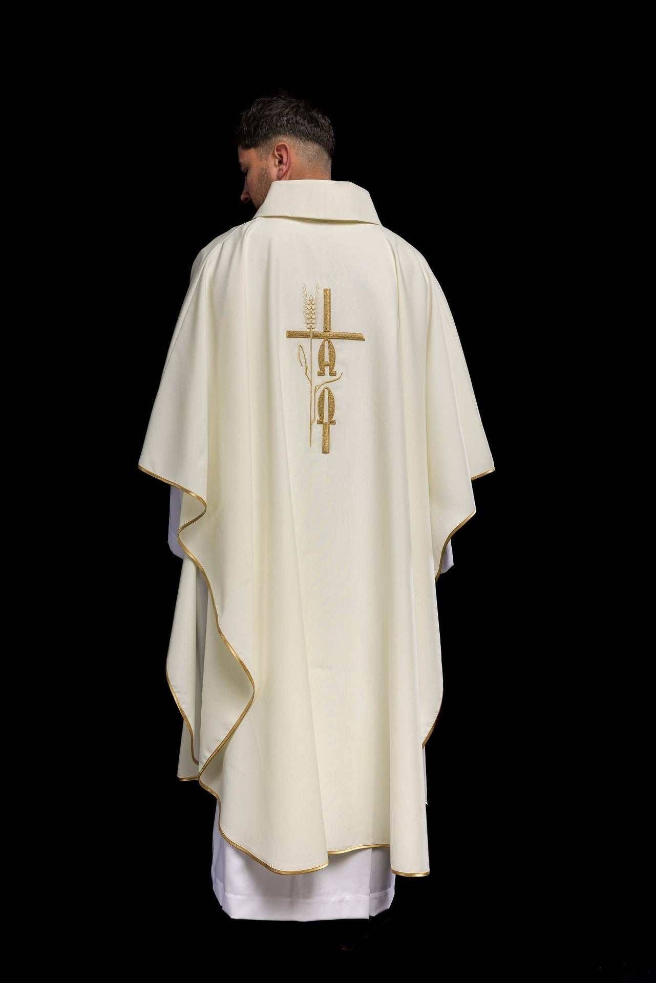 Ornat Liturgiczny Ecru Alfa Omega Złoty Haft - Polski Produkt - SZATYLITURGICZNE.PL