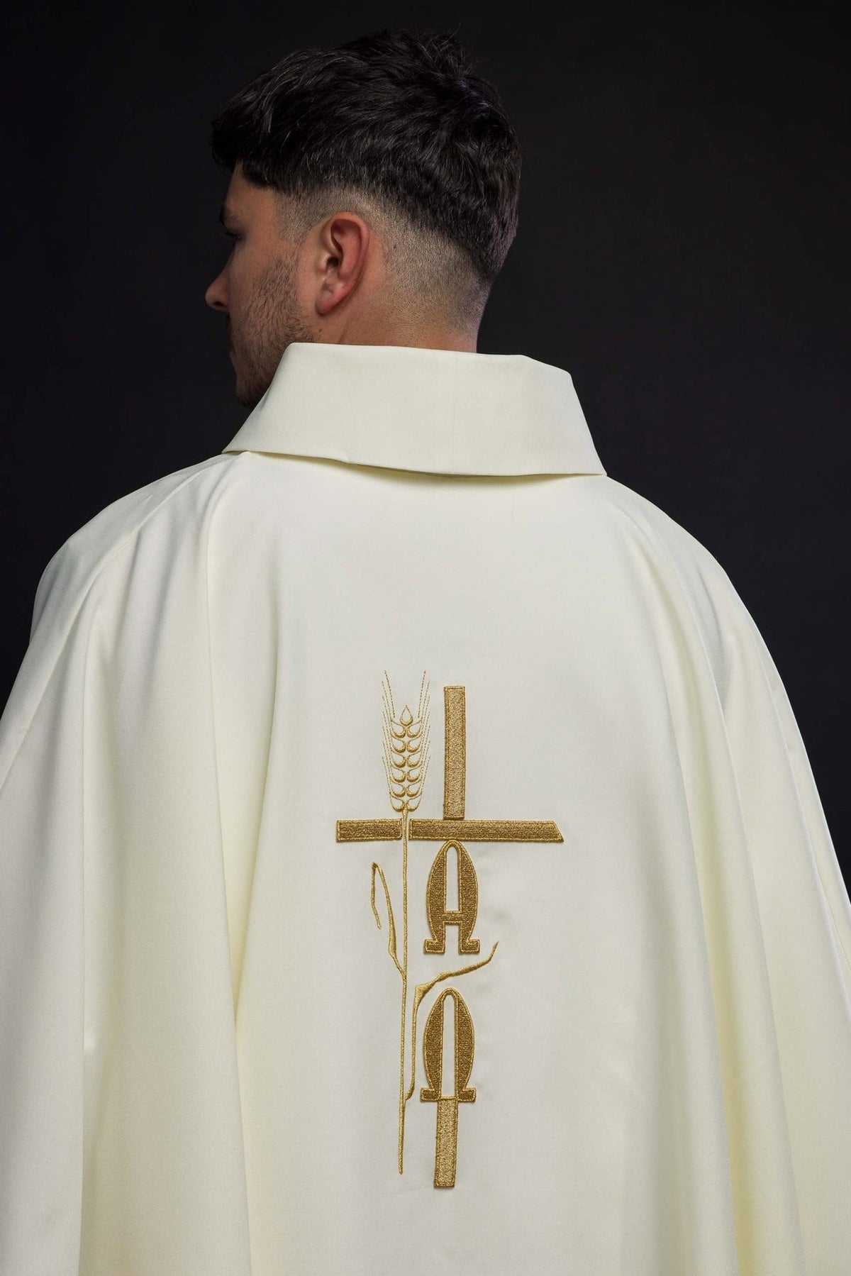 Ornat Liturgiczny Ecru Alfa Omega Złoty Haft - Polski Produkt - SZATYLITURGICZNE.PL