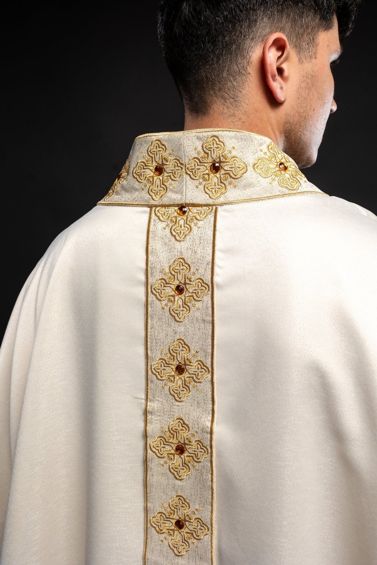 Ornat Liturgiczny Ecru Haftowany Kamieniami - Elegancki Strój Kapłański - SZATYLITURGICZNE.PL