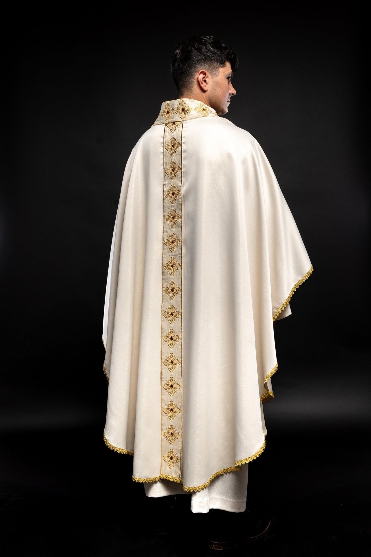 Ornat Liturgiczny Ecru Haftowany Kamieniami - Elegancki Strój Kapłański - SZATYLITURGICZNE.PL