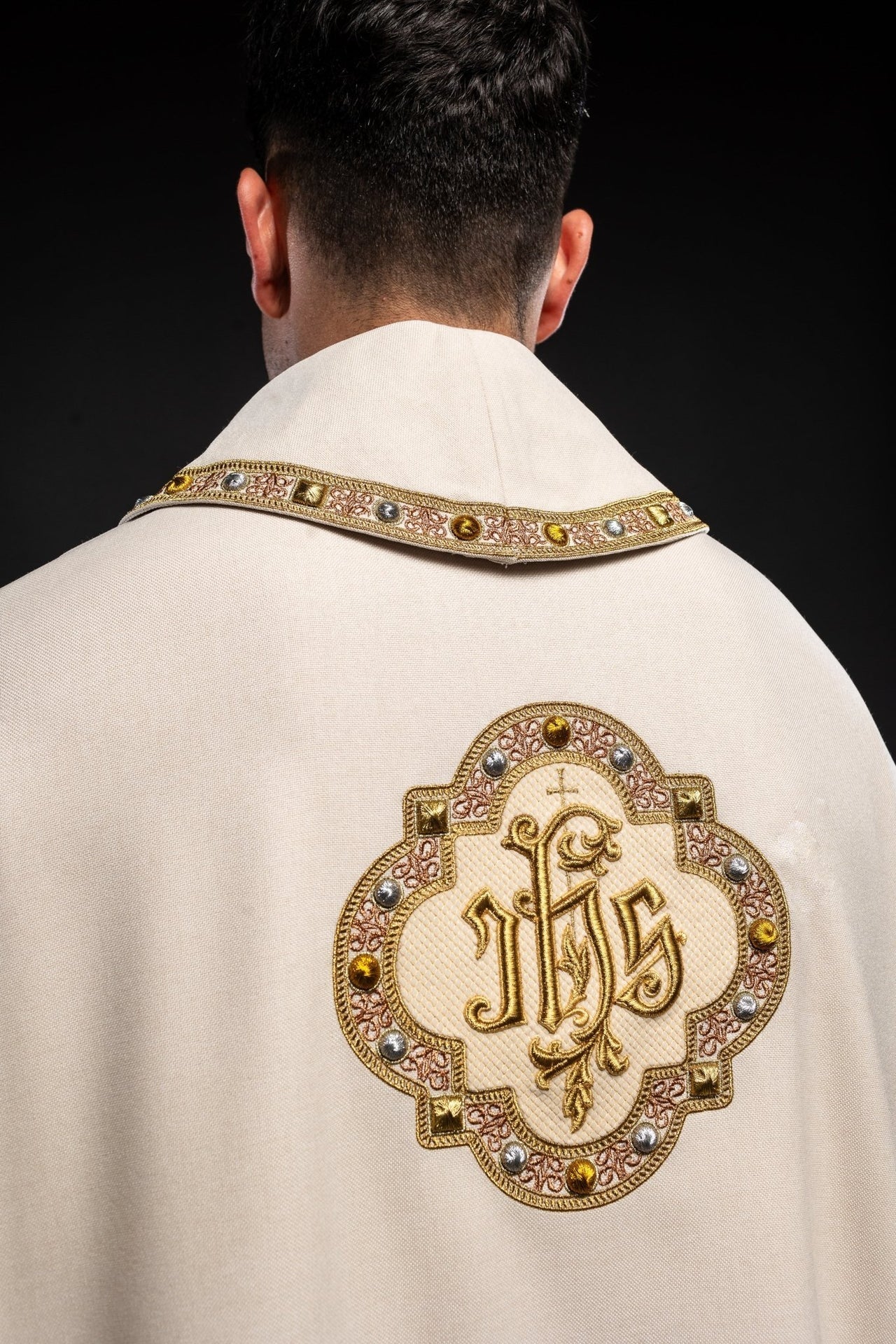 Ornat Liturgiczny Ecru IHS - Bogaty Haft, Polska Produkcja - SZATYLITURGICZNE.PL
