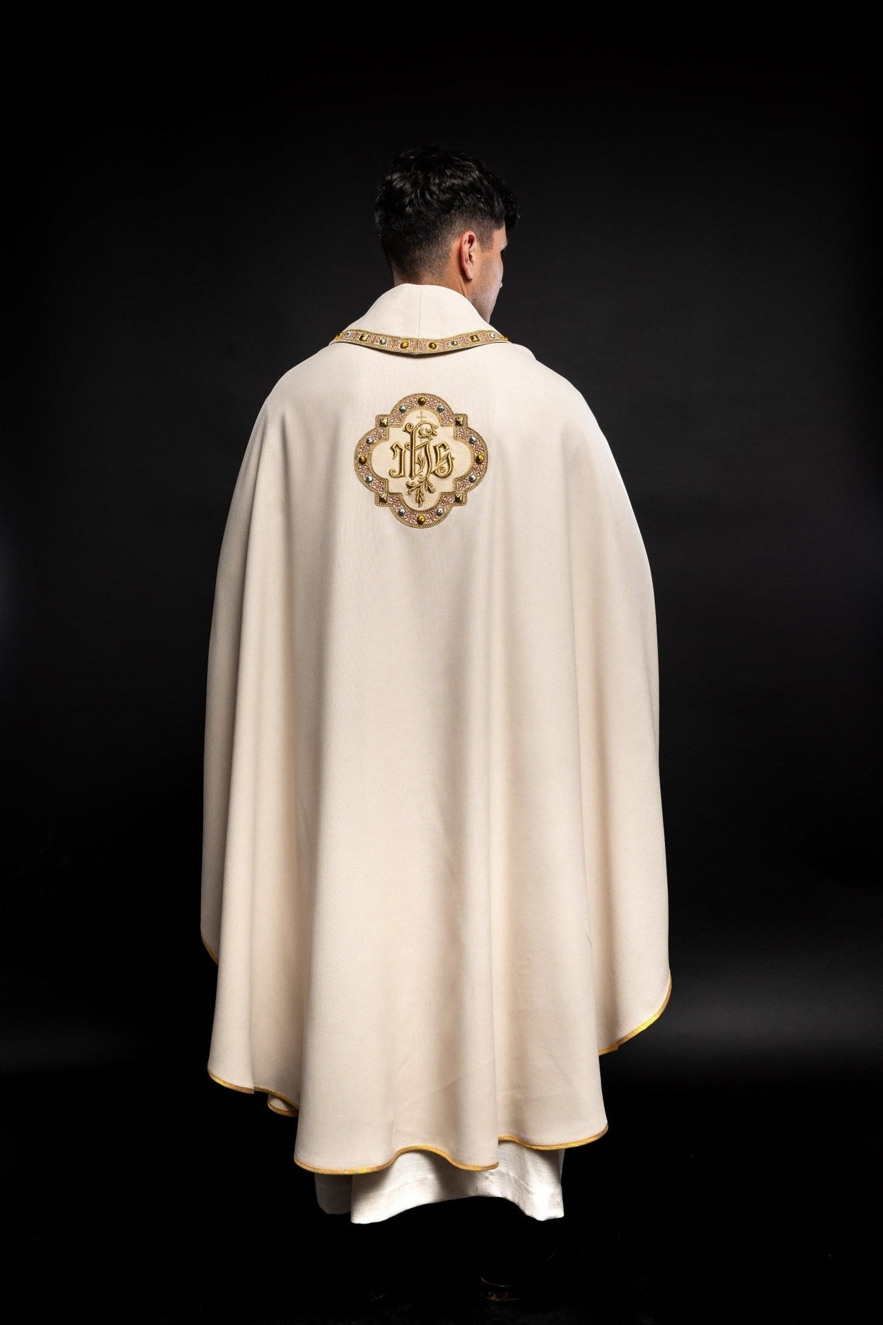 Ornat Liturgiczny Ecru IHS - Bogaty Haft, Polska Produkcja - SZATYLITURGICZNE.PL