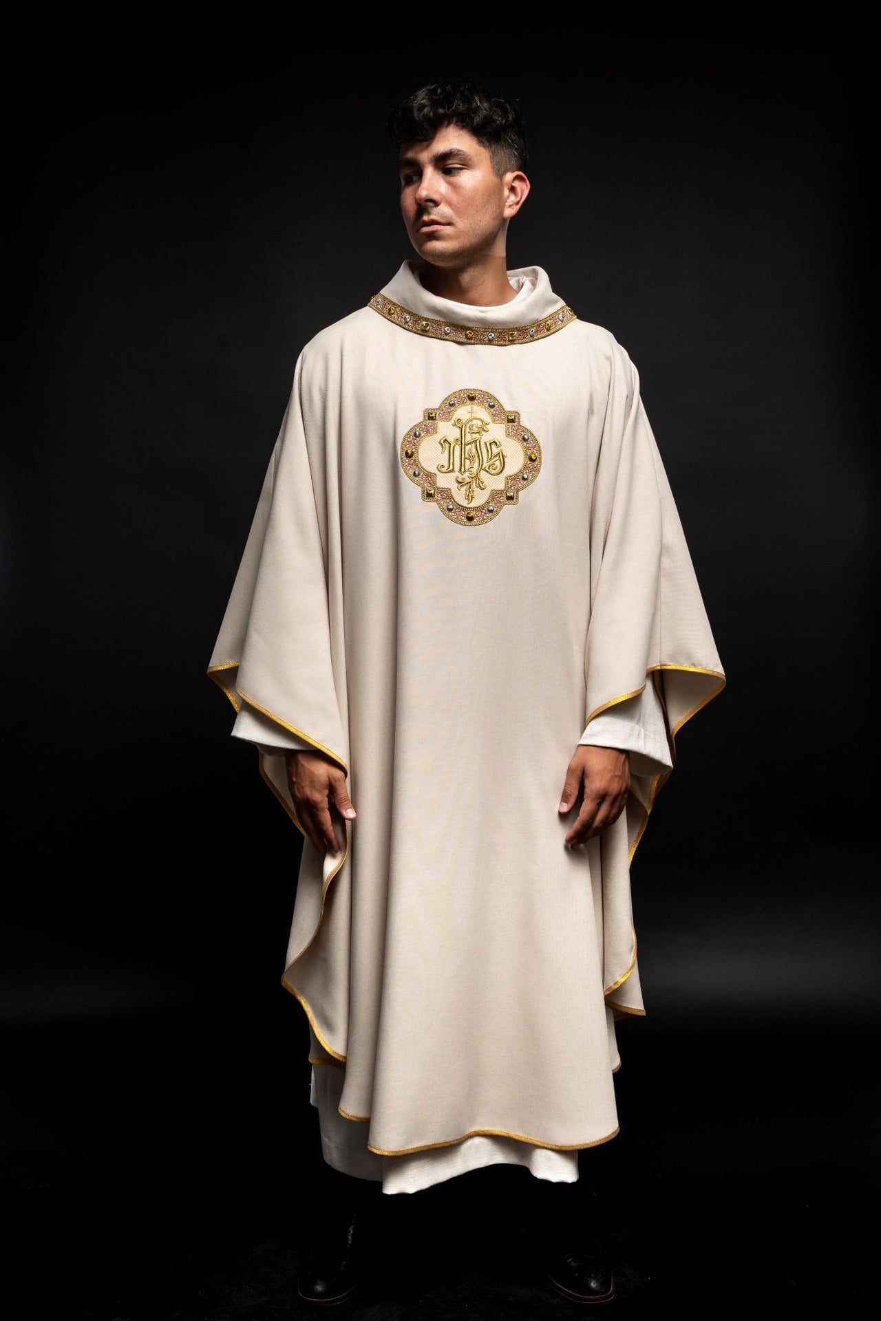 Ornat Liturgiczny Ecru IHS - Bogaty Haft, Polska Produkcja - SZATYLITURGICZNE.PL