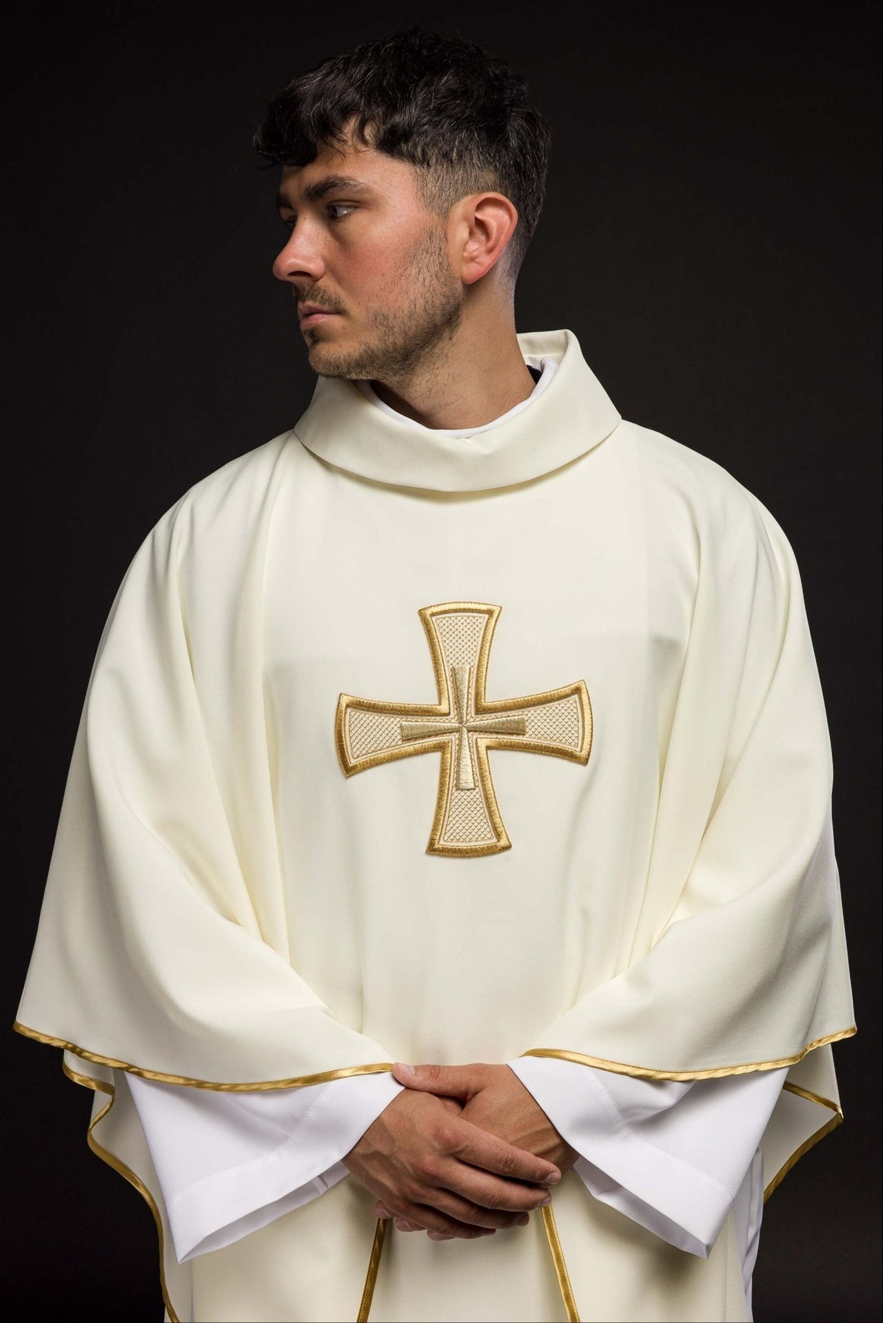 Ornat Liturgiczny Ecru IHS Haft Złota Nić - Polski Producent - SZATYLITURGICZNE.PL