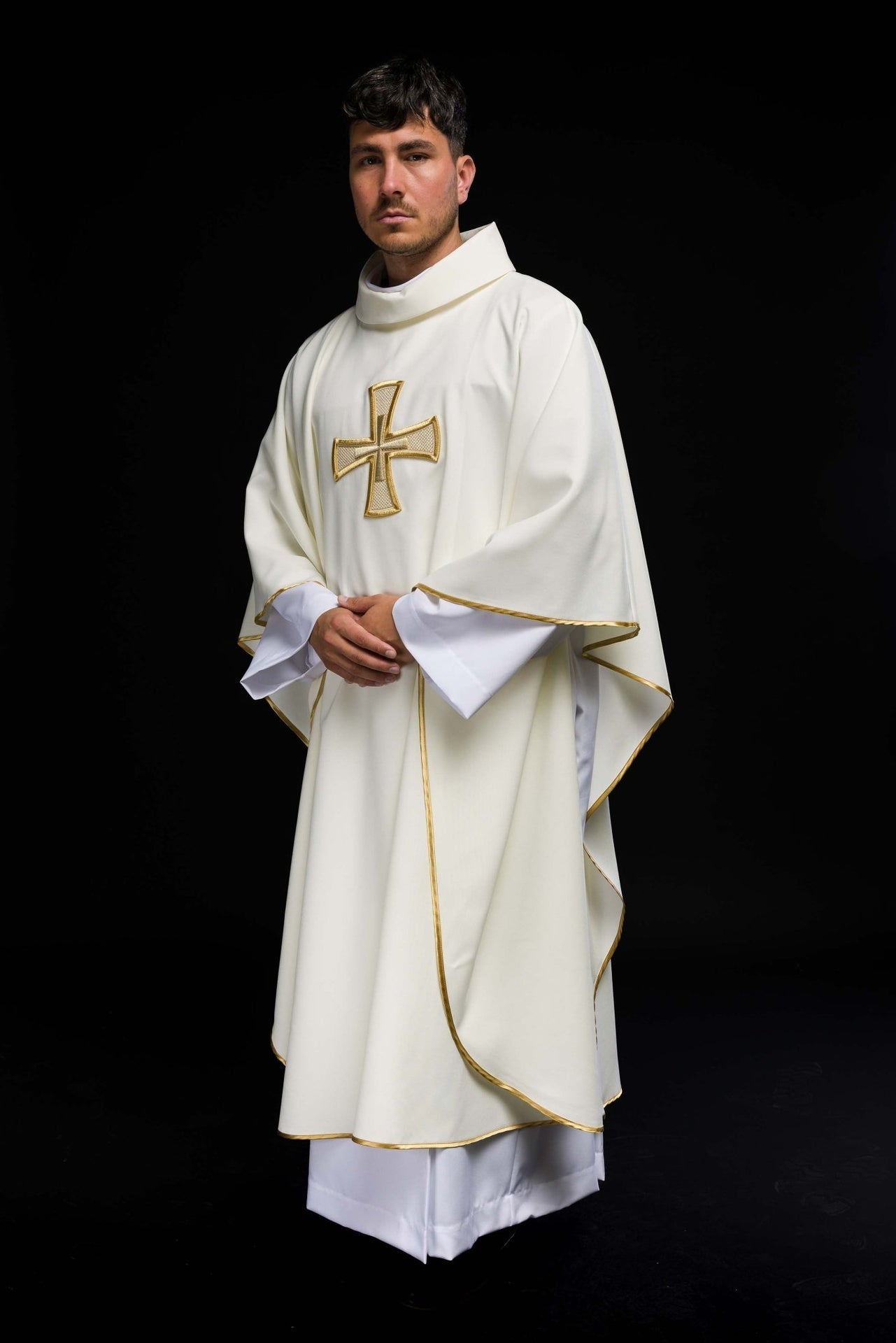 Ornat Liturgiczny Ecru IHS Haft Złota Nić - Polski Producent - SZATYLITURGICZNE.PL