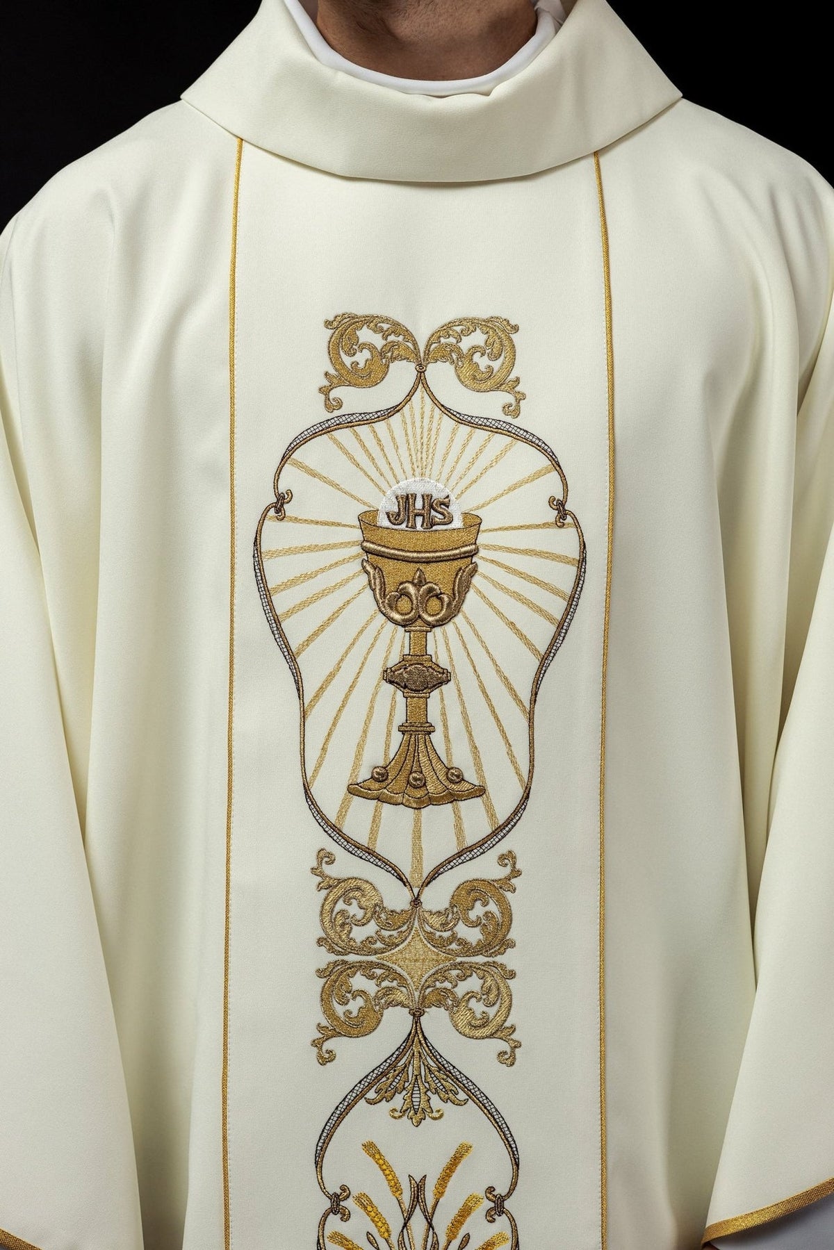 Ornat Liturgiczny Ecru IHS Haftowany Kielich - Elegancki Zdobienie - SZATYLITURGICZNE.PL
