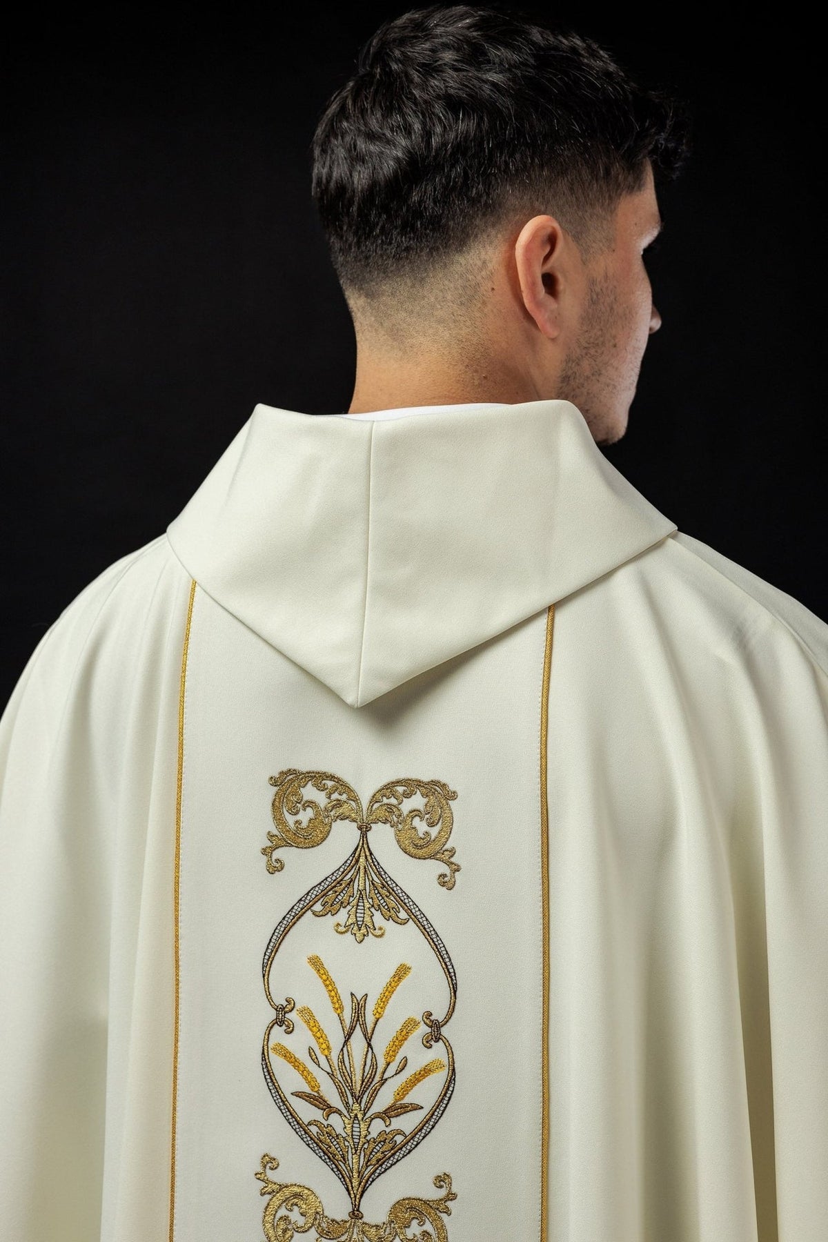Ornat Liturgiczny Ecru IHS Haftowany Kielich - Elegancki Zdobienie - SZATYLITURGICZNE.PL