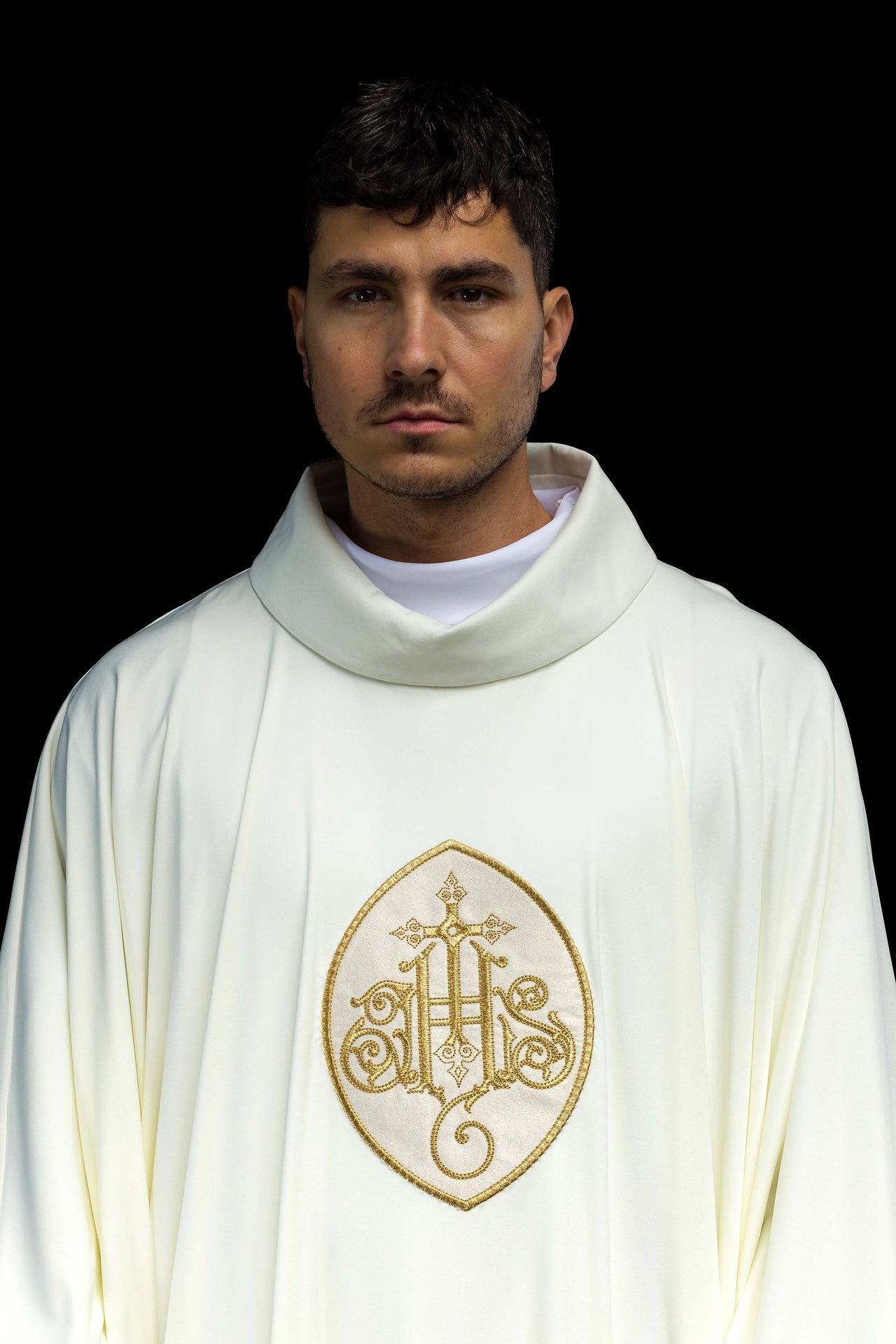 Ornat Liturgiczny Ecru IHS Haftowany Złotą Nicią - Sacrolite - SZATYLITURGICZNE.PL