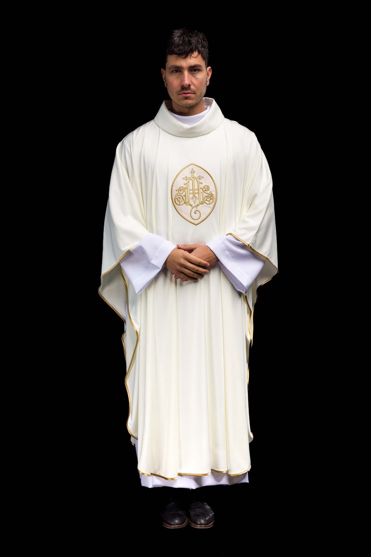 Ornat Liturgiczny Ecru IHS Haftowany Złotą Nicią - Sacrolite - SZATYLITURGICZNE.PL