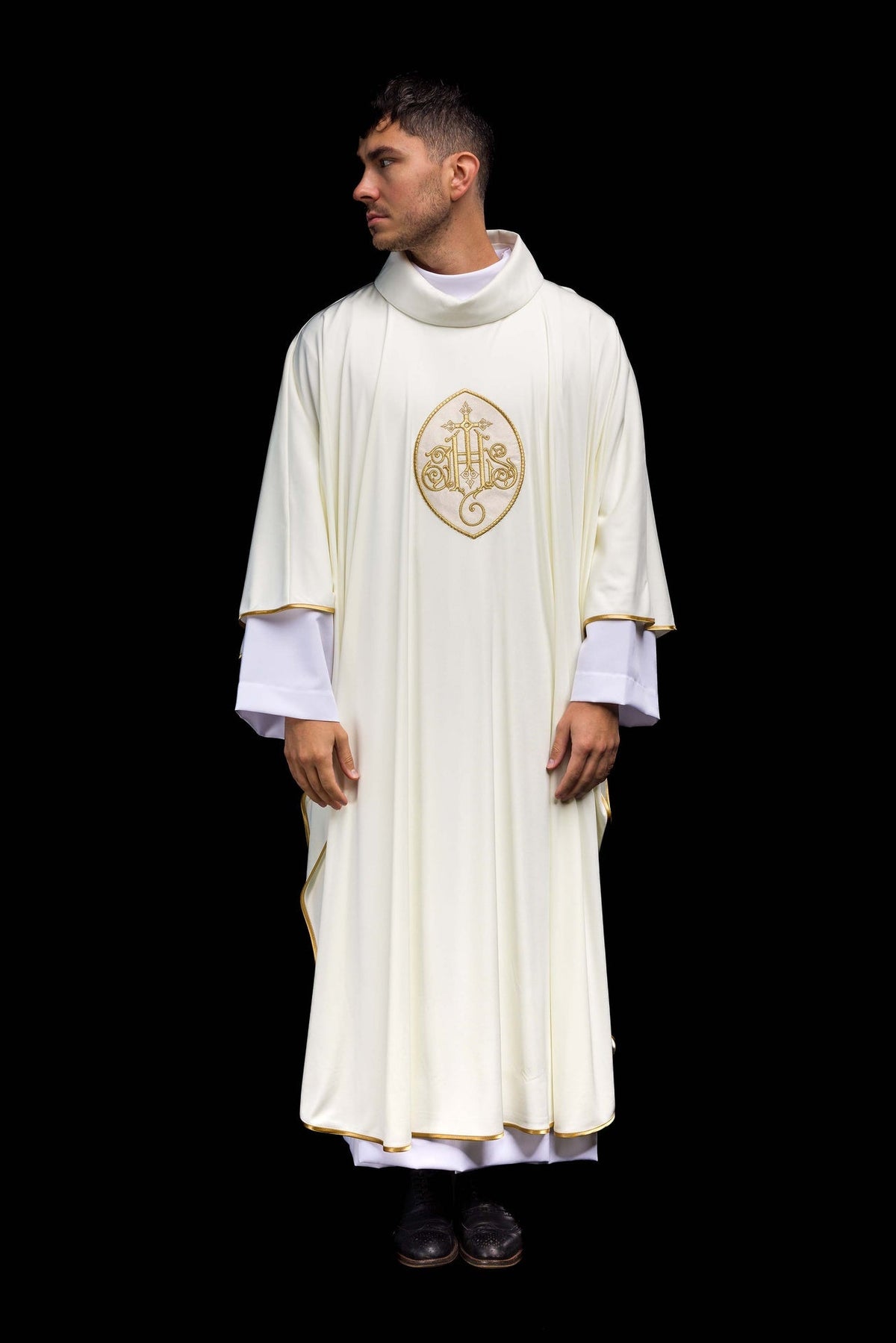 Ornat Liturgiczny Ecru IHS Haftowany Złotą Nicią - Sacrolite - SZATYLITURGICZNE.PL