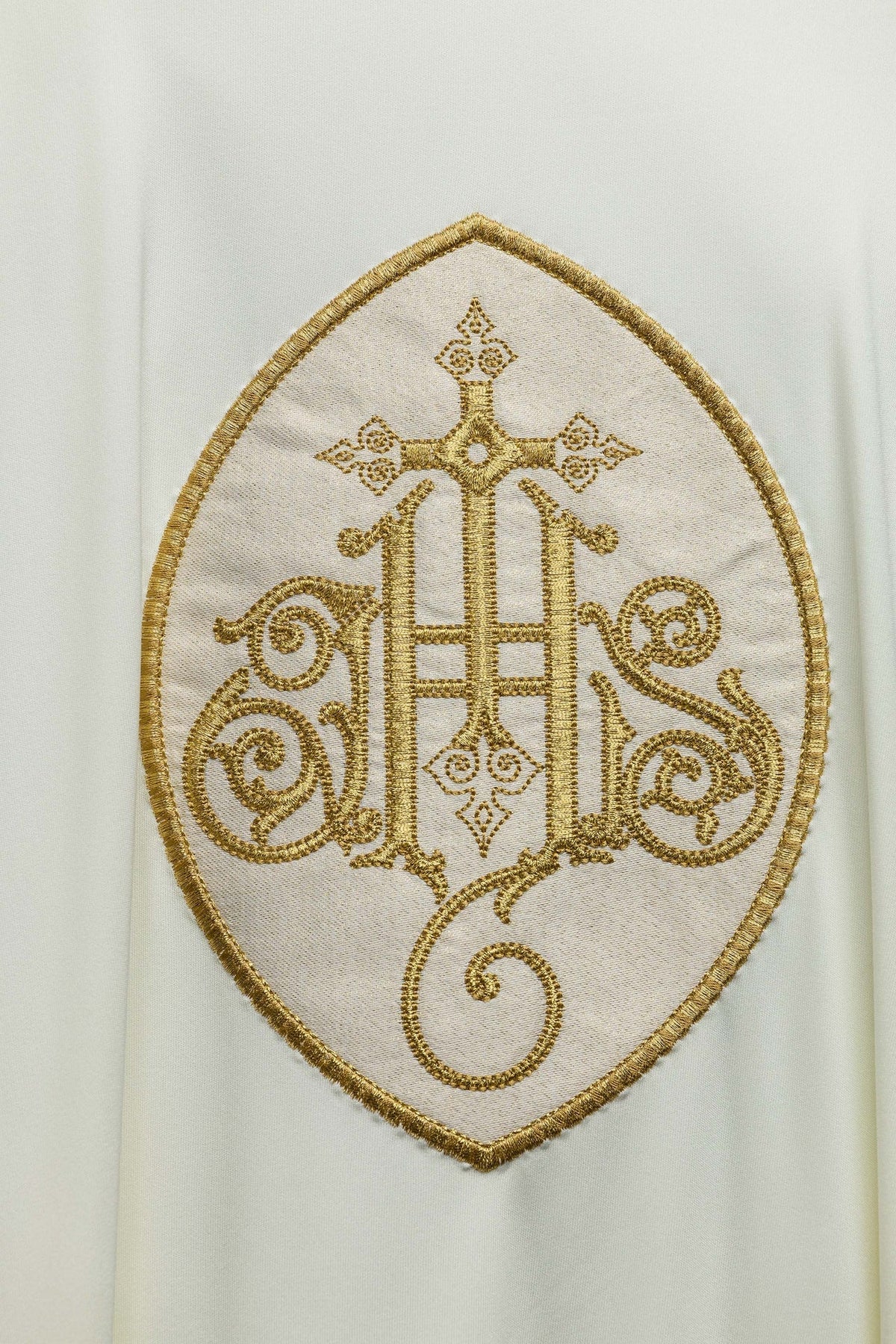 Ornat Liturgiczny Ecru IHS Haftowany Złotą Nicią - Sacrolite - SZATYLITURGICZNE.PL