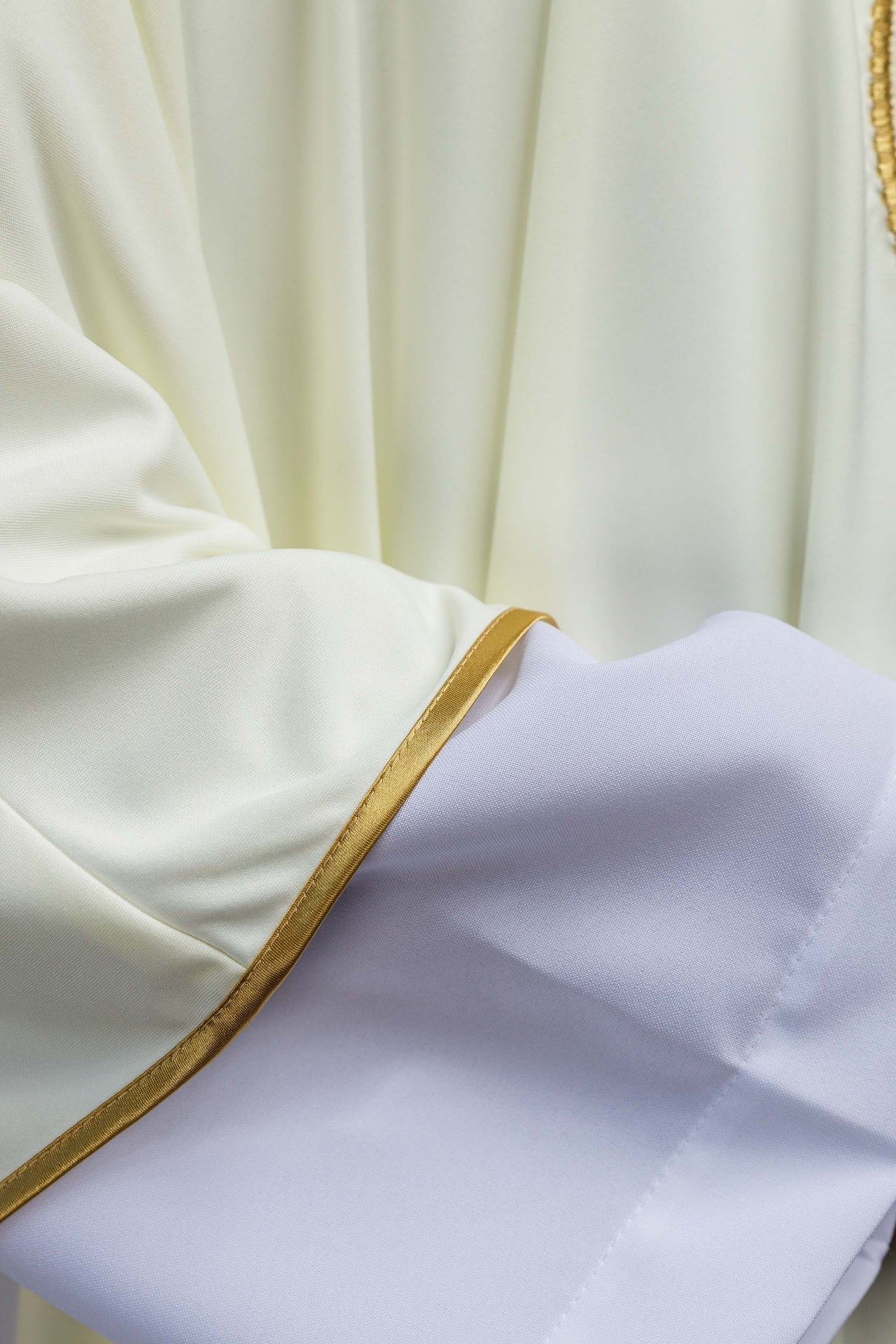 Ornat Liturgiczny Ecru IHS Haftowany Złotą Nicią - Sacrolite - SZATYLITURGICZNE.PL