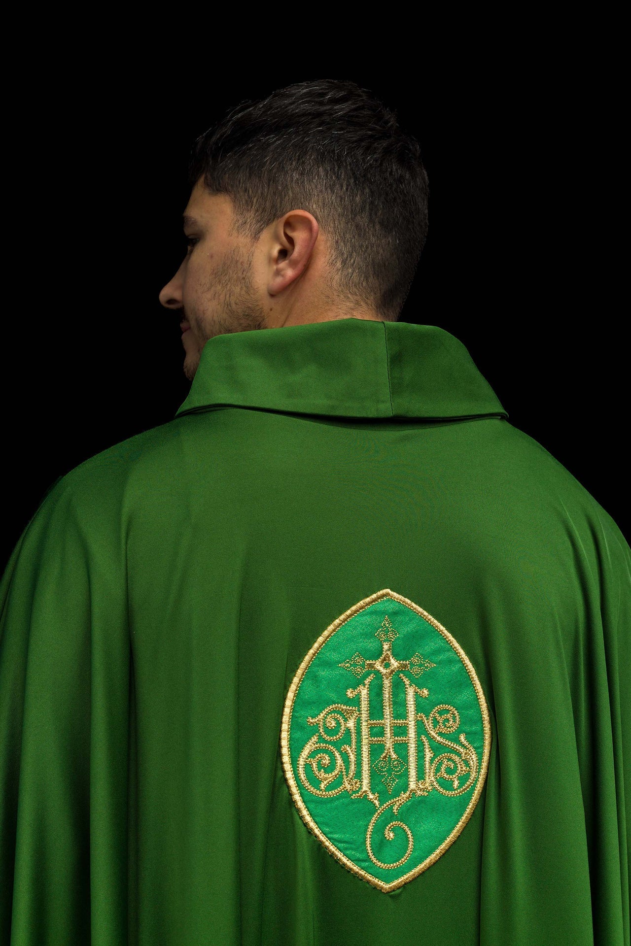 Ornat Liturgiczny Ecru IHS - Lekka Dzianina Sacrolite, Złoty Haft - SZATYLITURGICZNE.PL