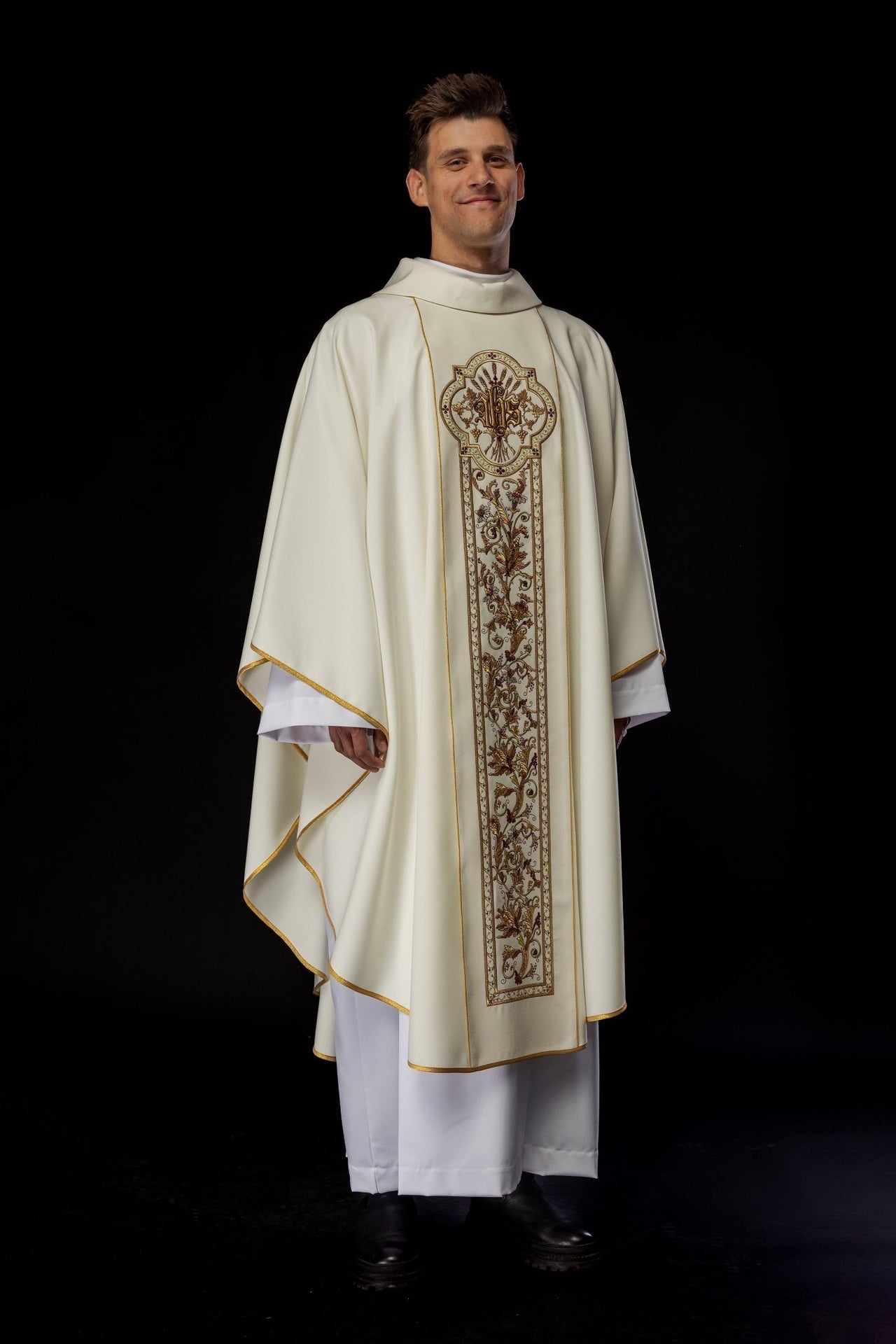 Ornat Liturgiczny Ecru IHS - Złota Lamówka, Elegancki Haft - SZATYLITURGICZNE.PL