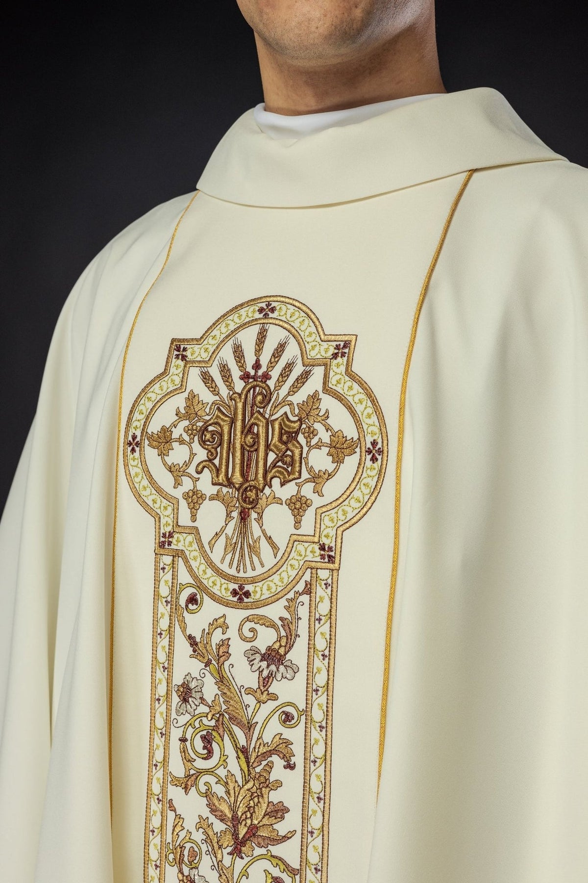 Ornat Liturgiczny Ecru IHS - Złota Lamówka, Elegancki Haft - SZATYLITURGICZNE.PL