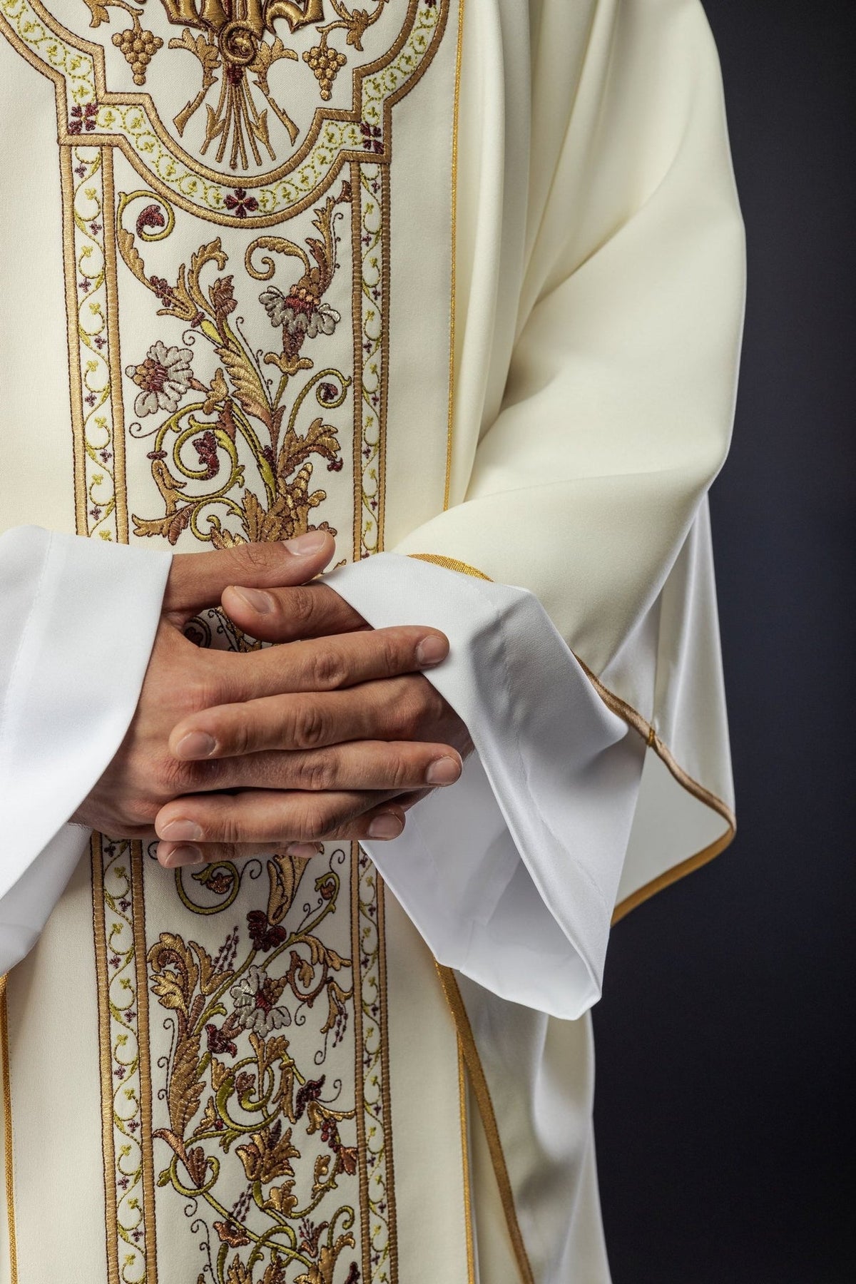 Ornat Liturgiczny Ecru IHS - Złota Lamówka, Elegancki Haft - SZATYLITURGICZNE.PL