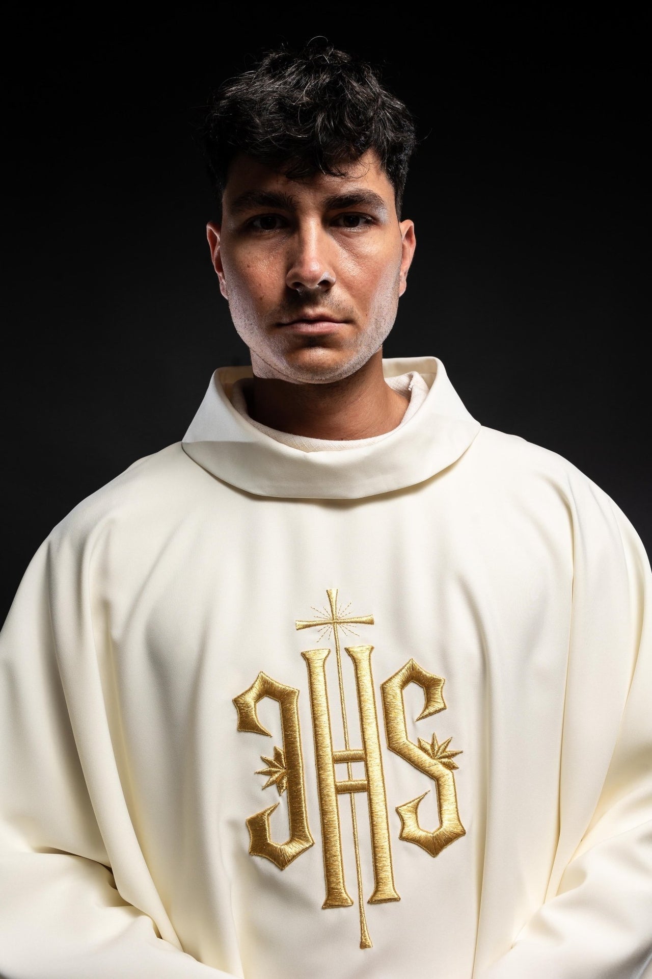 Ornat Liturgiczny Ecru IHS Złoty Haft - Elegancki Symbol Eucharystii - SZATYLITURGICZNE.PL