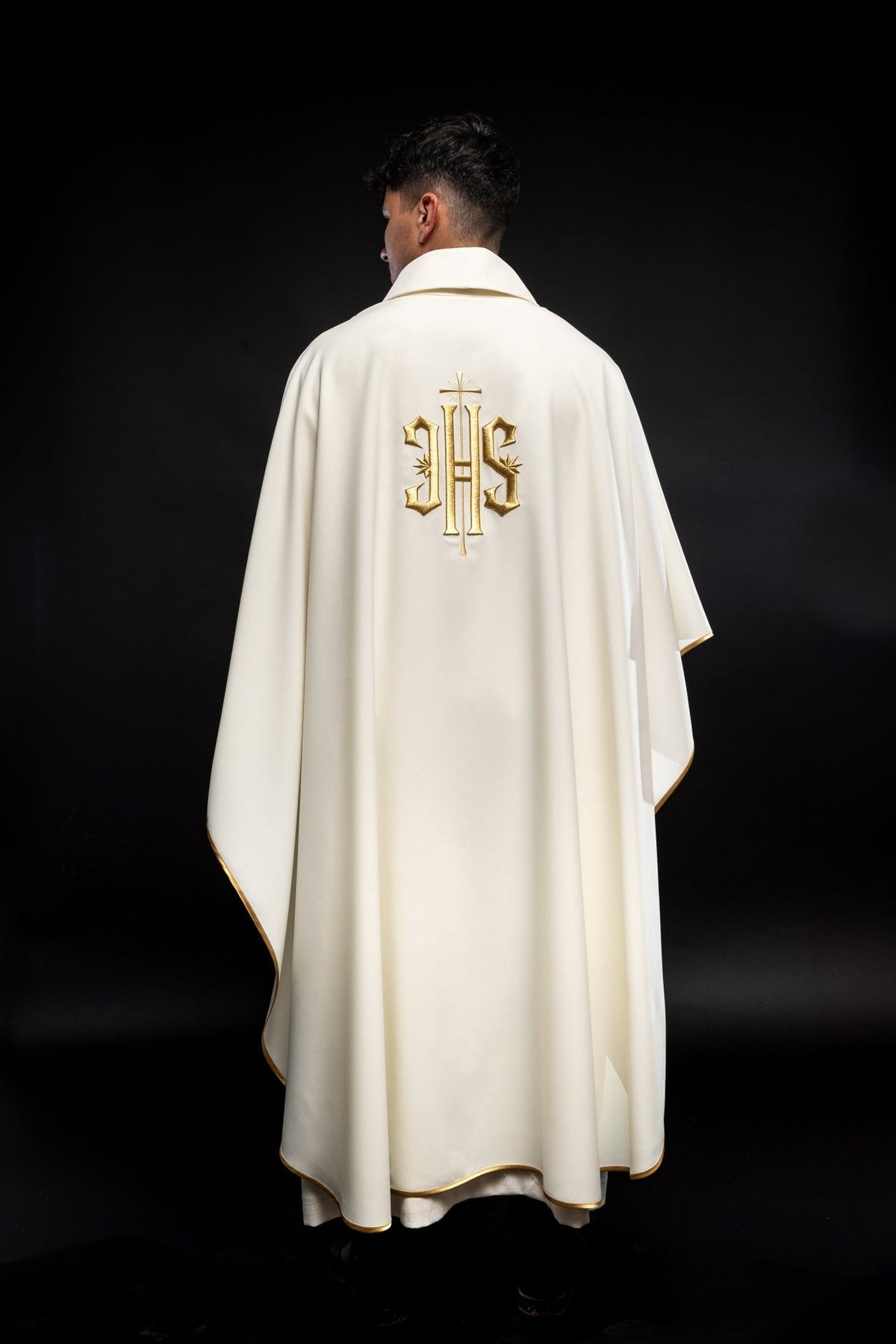Ornat Liturgiczny Ecru IHS Złoty Haft - Elegancki Symbol Eucharystii - SZATYLITURGICZNE.PL