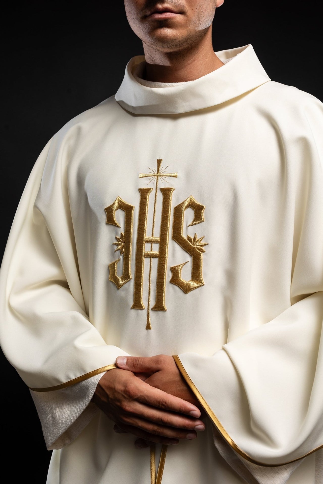 Ornat Liturgiczny Ecru IHS Złoty Haft - Elegancki Symbol Eucharystii - SZATYLITURGICZNE.PL