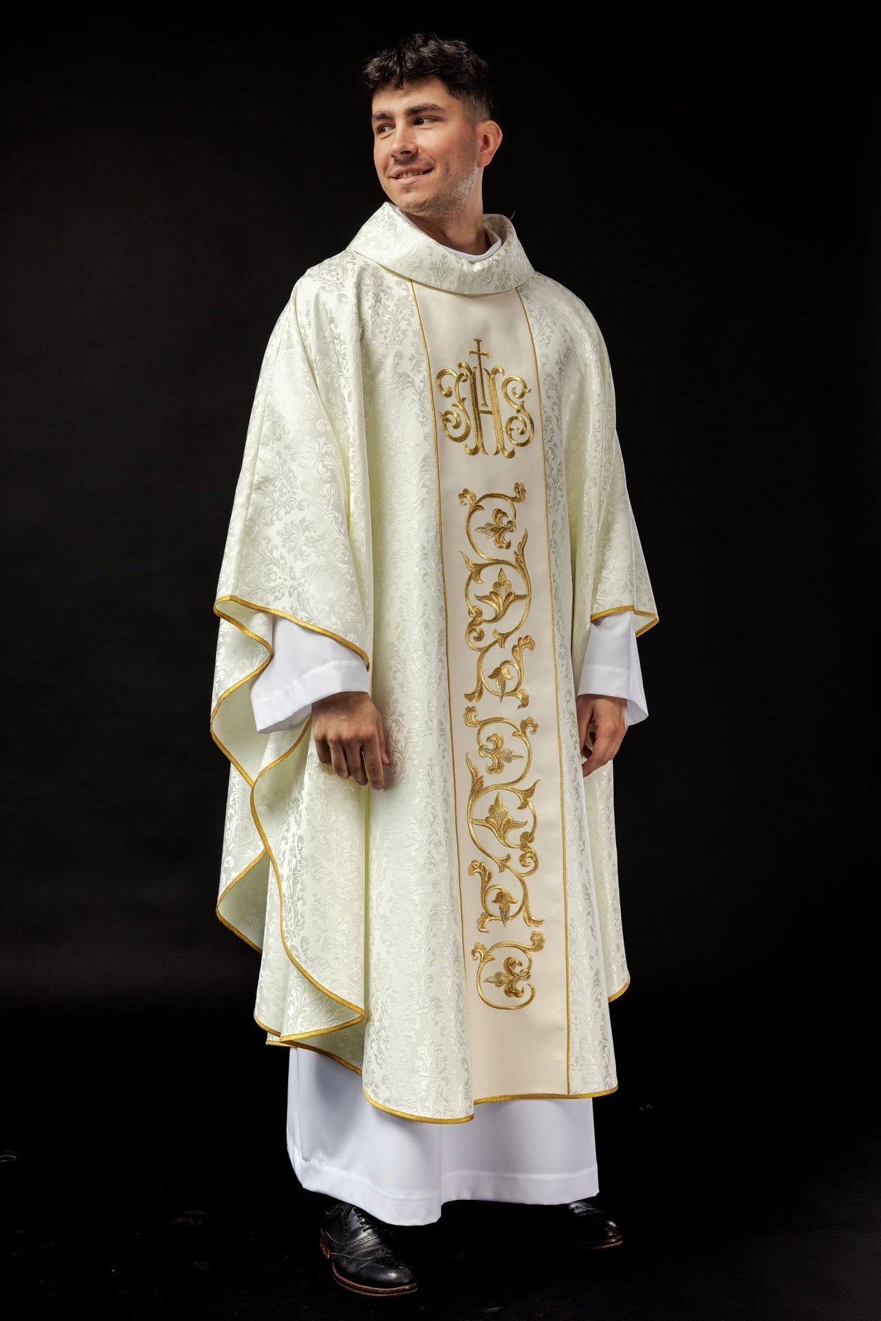 Ornat Liturgiczny Ecru IHS Złoty Haft - Polska Produkcja - SZATYLITURGICZNE.PL