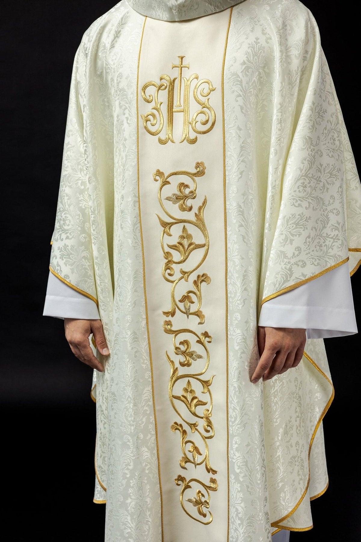 Ornat Liturgiczny Ecru IHS Złoty Haft - Polska Produkcja - SZATYLITURGICZNE.PL