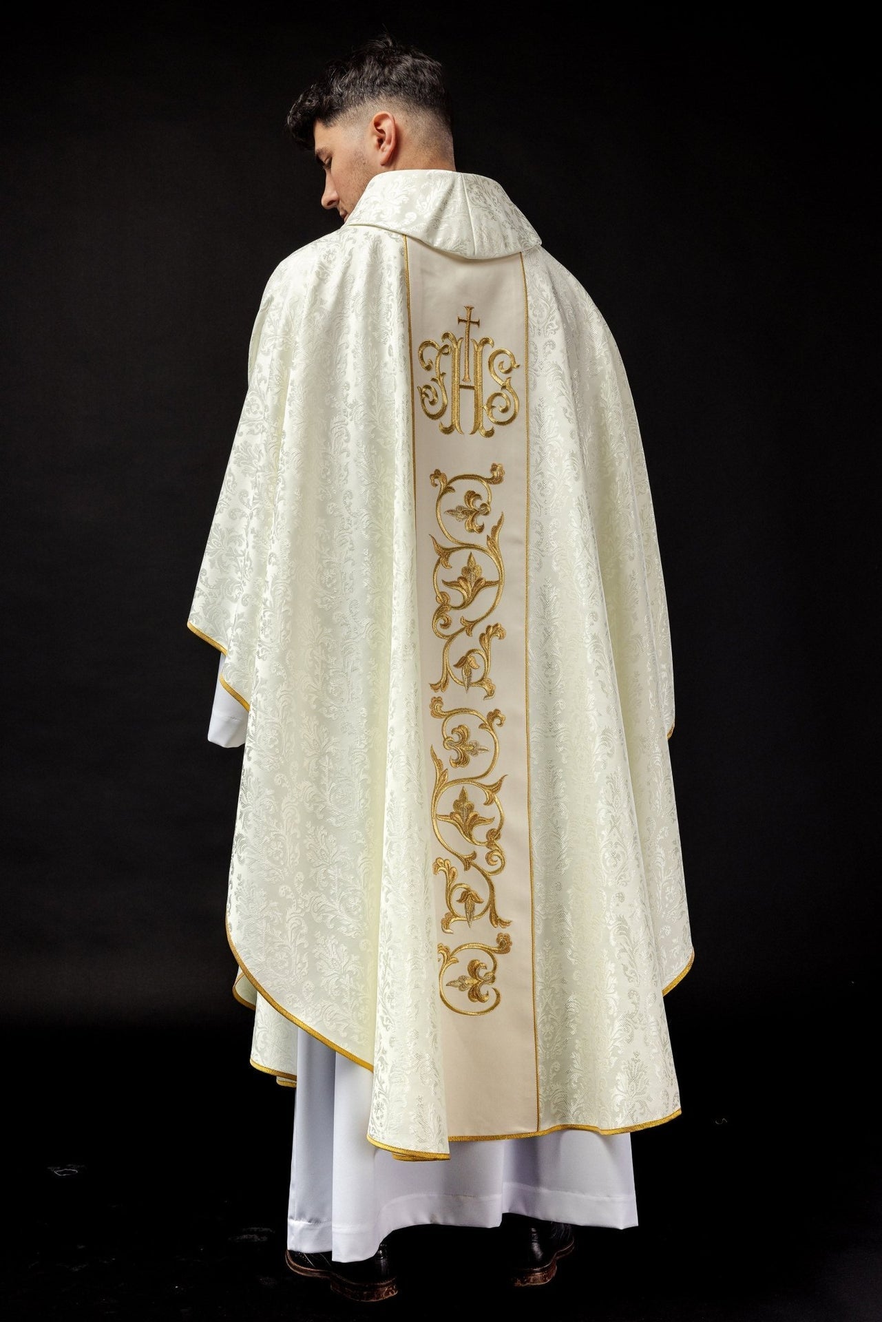 Ornat Liturgiczny Ecru IHS Złoty Haft - Polska Produkcja - SZATYLITURGICZNE.PL
