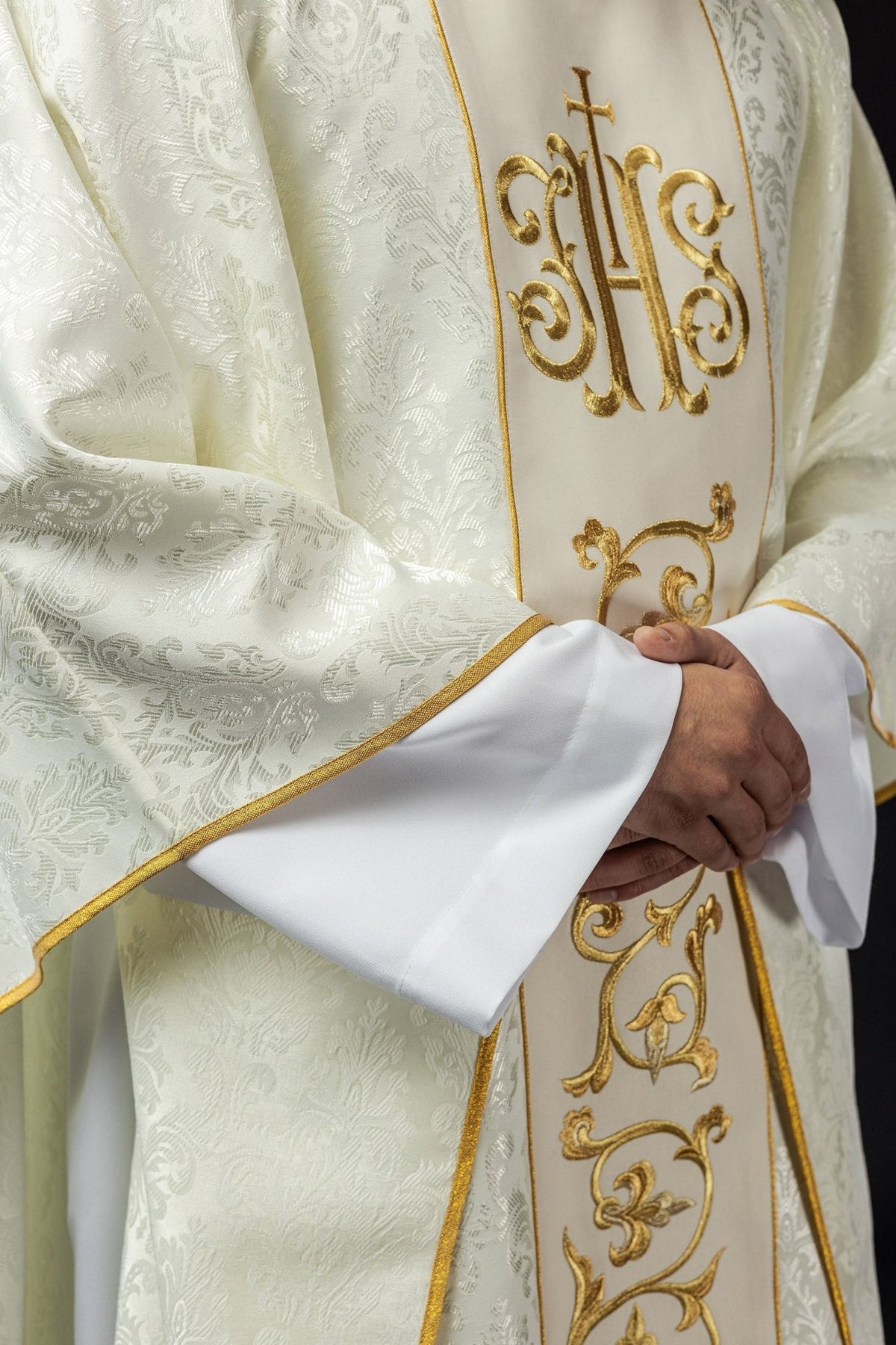 Ornat Liturgiczny Ecru IHS Złoty Haft - Polska Produkcja - SZATYLITURGICZNE.PL