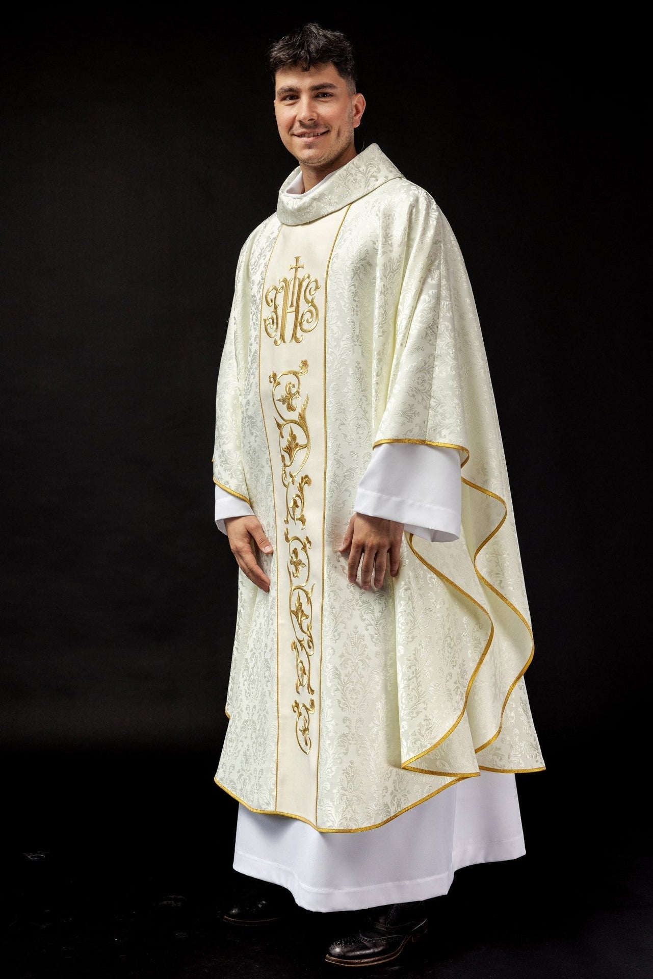 Ornat Liturgiczny Ecru IHS Złoty Haft - Polska Produkcja - SZATYLITURGICZNE.PL