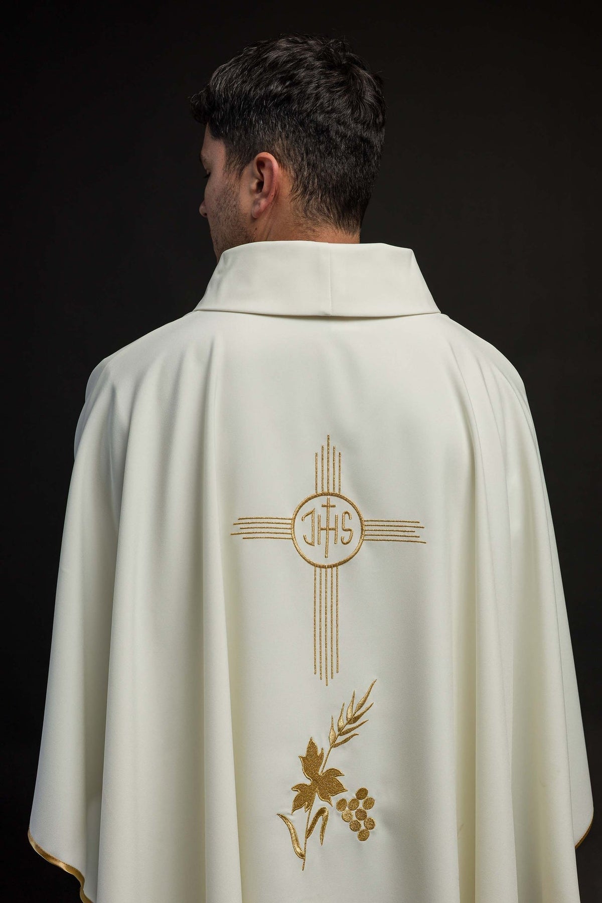Ornat Liturgiczny Ecru IHS Złoty Haft - Polski Produkt - SZATYLITURGICZNE.PL