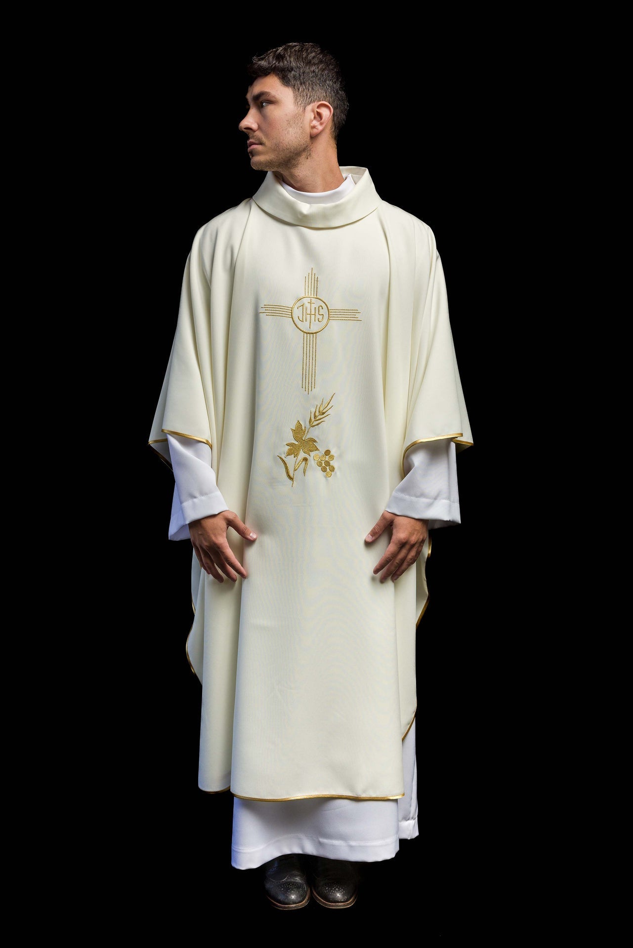 Ornat Liturgiczny Ecru IHS Złoty Haft - Polski Produkt - SZATYLITURGICZNE.PL