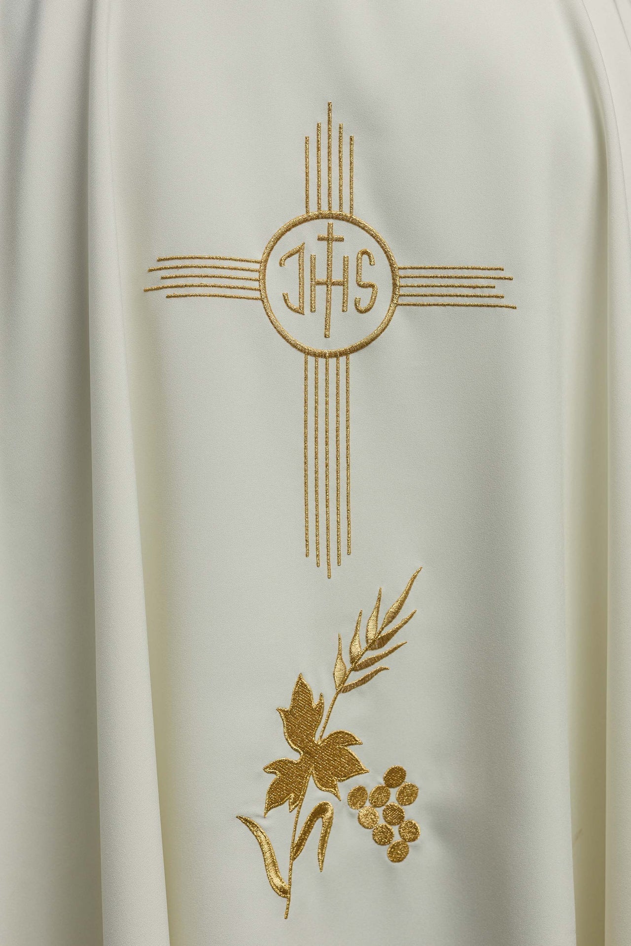 Ornat Liturgiczny Ecru IHS Złoty Haft - Polski Produkt - SZATYLITURGICZNE.PL