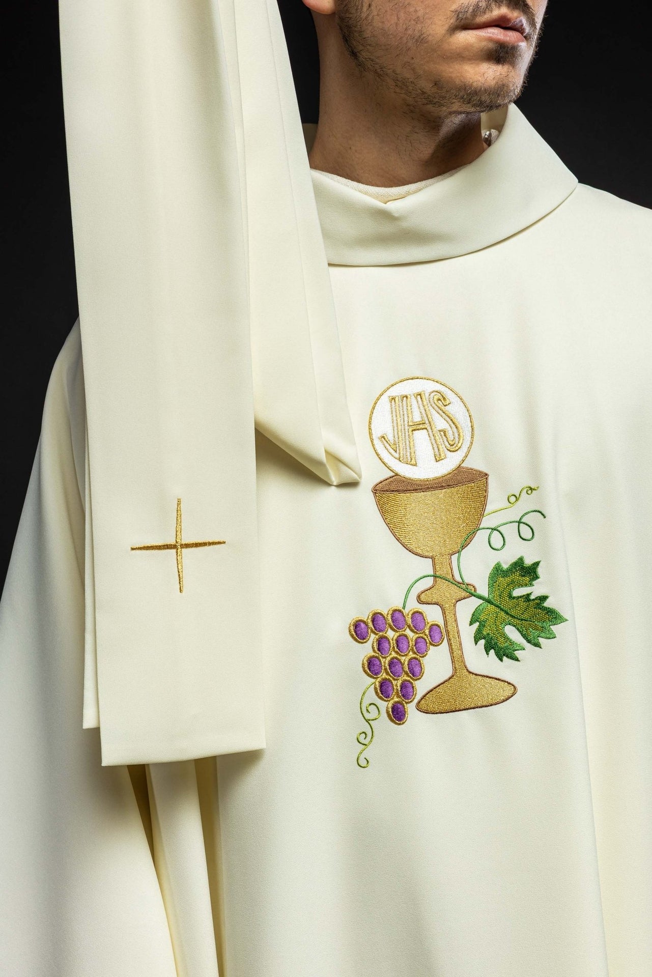 Ornat Liturgiczny Ecru - Kielich, Krzyż i Winogrona, Haftowany - SZATYLITURGICZNE.PL