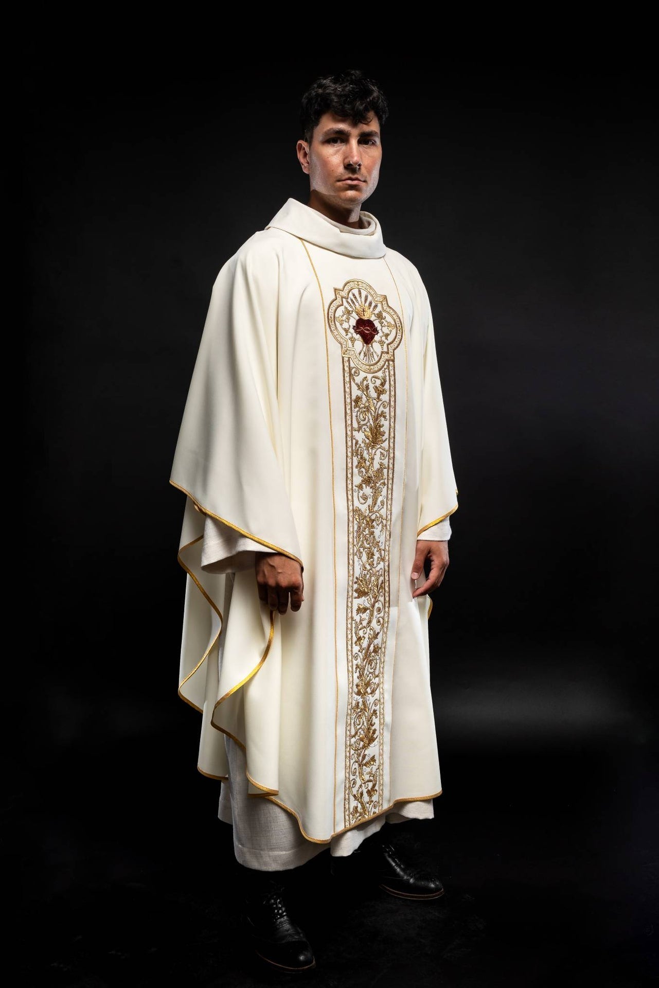 Ornat Liturgiczny Ecru - Serce Jezusa i PAX, Bogaty Haft Złoty - SZATYLITURGICZNE.PL