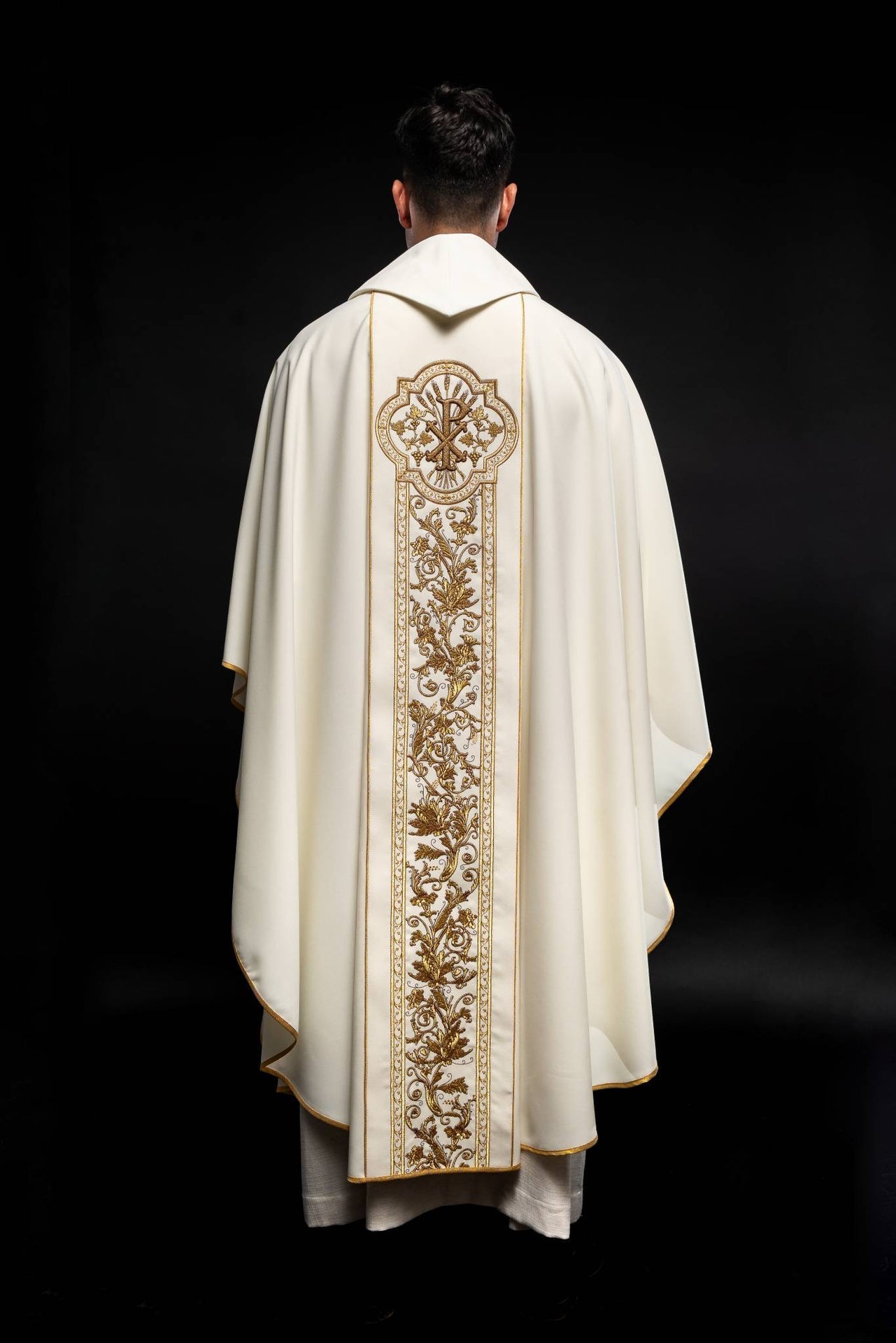 Ornat Liturgiczny Ecru - Serce Jezusa i PAX, Bogaty Haft Złoty - SZATYLITURGICZNE.PL