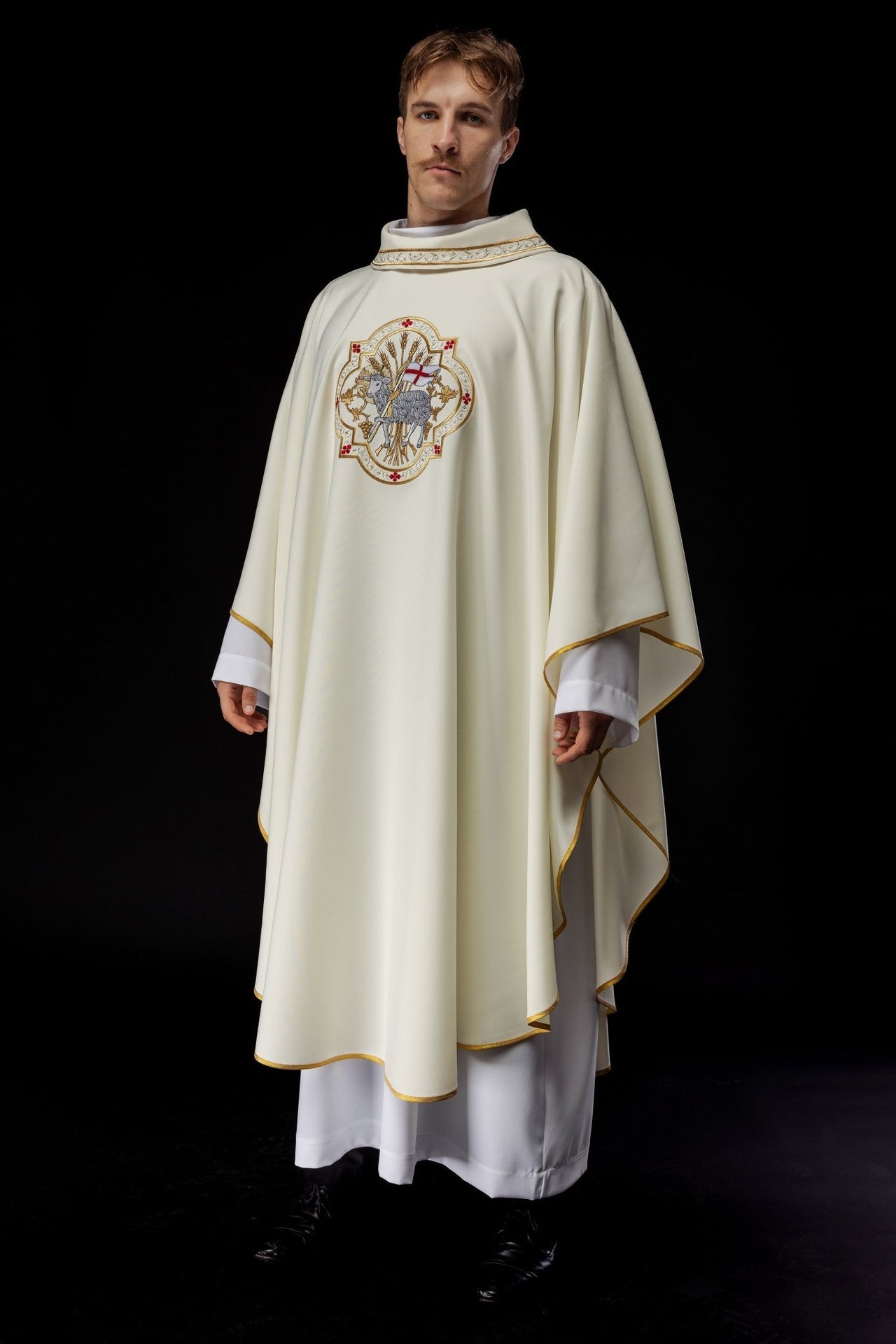 Ornat Liturgiczny Ecru z Haftem Baranka Bożego - Polska Produkcja - SZATYLITURGICZNE.PL