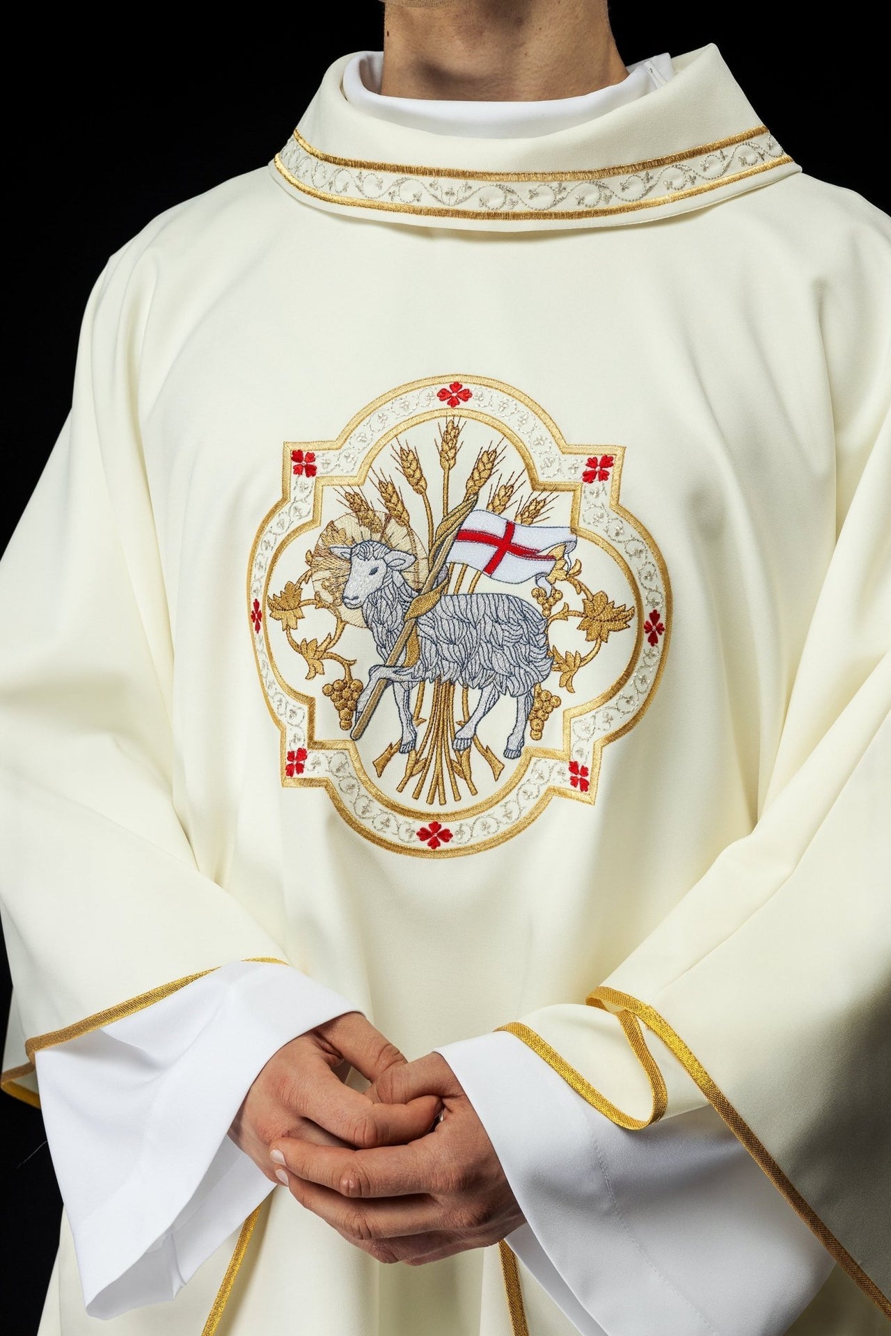 Ornat Liturgiczny Ecru z Haftem Baranka Bożego - Polska Produkcja - SZATYLITURGICZNE.PL